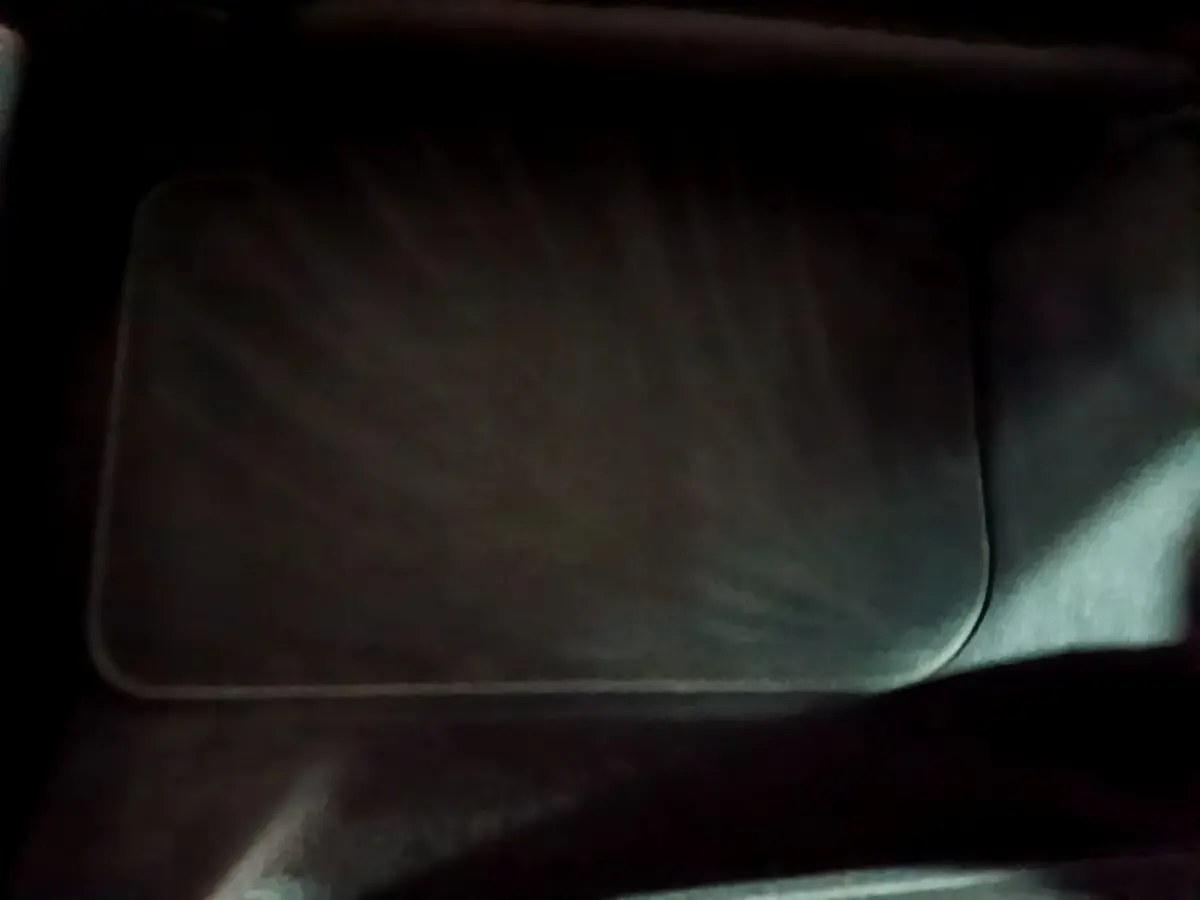 Tapis de sol noir à l'intérieur d'un Audi Q3 35 TDI 150 S tronic Business Line 2020 vue en gros plan