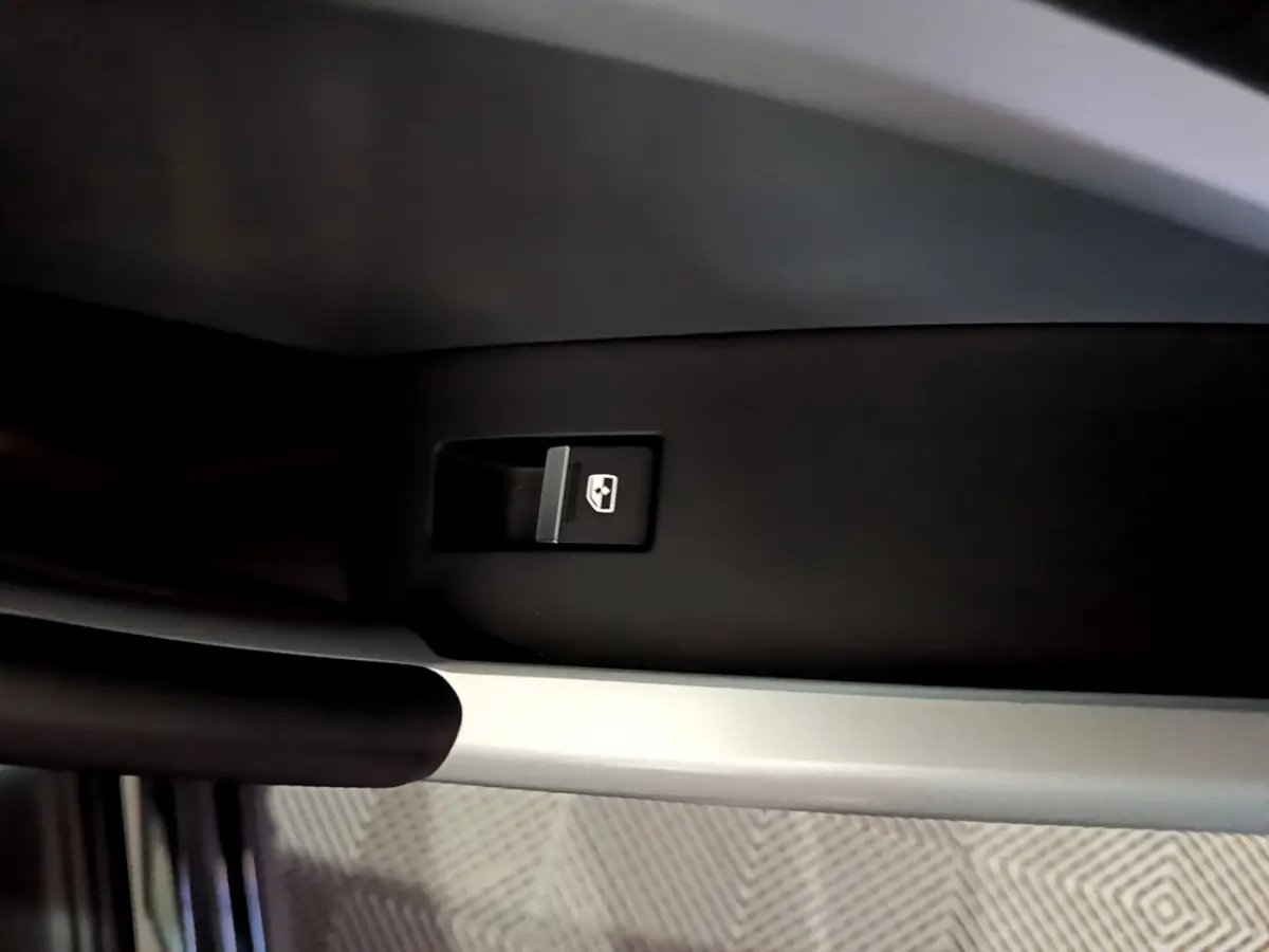 Bouton de commande de lève-vitre côté gauche intérieur d'un Audi Q3 noir 2020, finition Business Line.