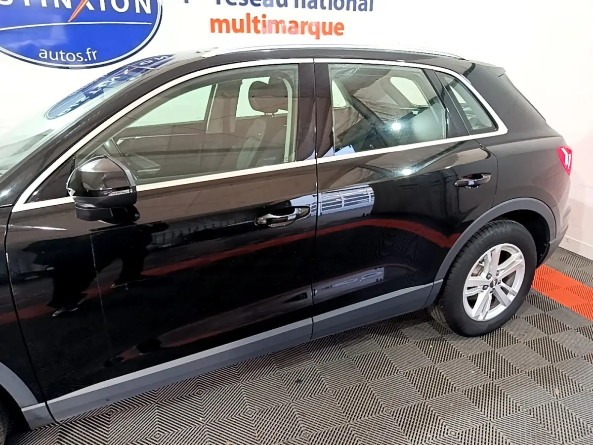 Profil côté gauche d'un Audi Q3 noir 2020, mettant en valeur les jantes alliage et les rétroviseurs électriques.