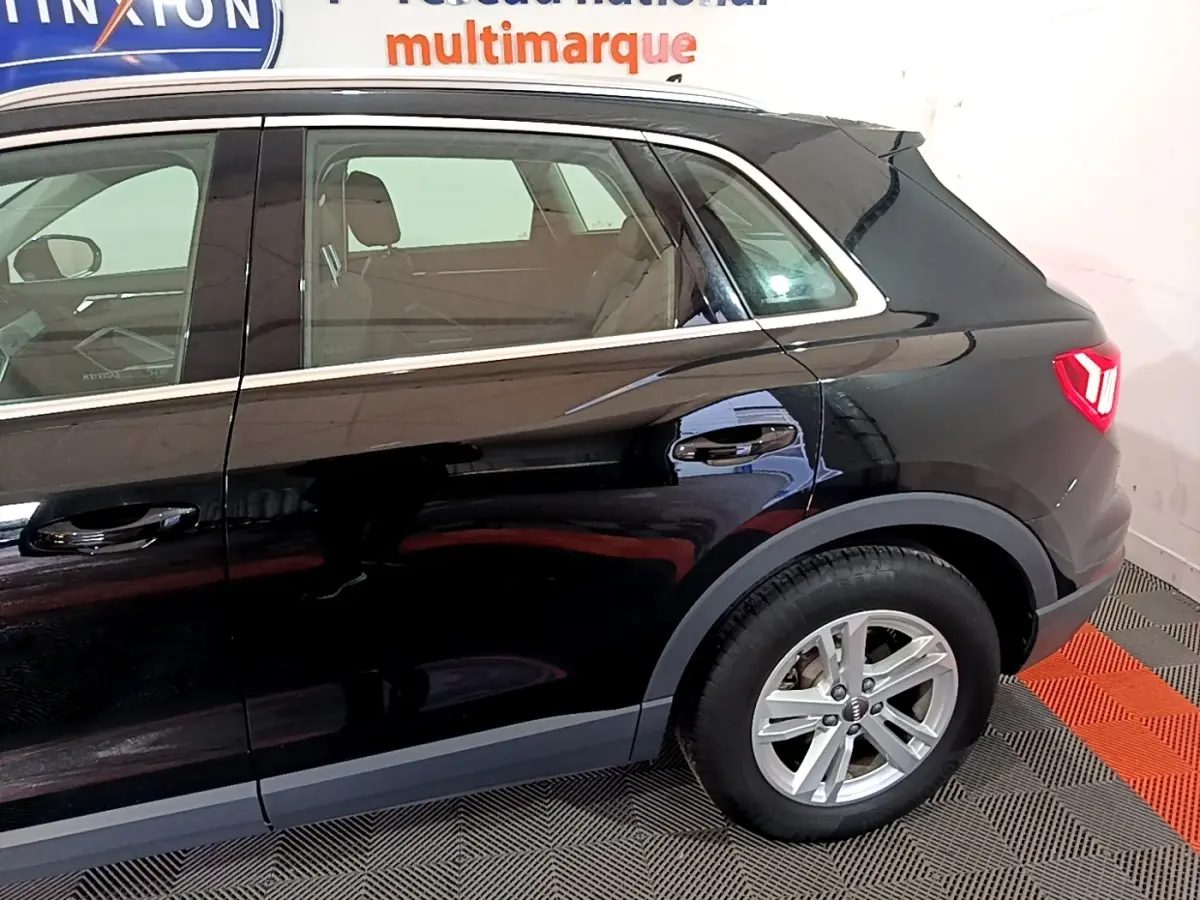 Vue latérale côté droit de l'Audi Q3 noir 35 TDI 150 S Tronic Business Line avec jante alliage et feux arrière LED.