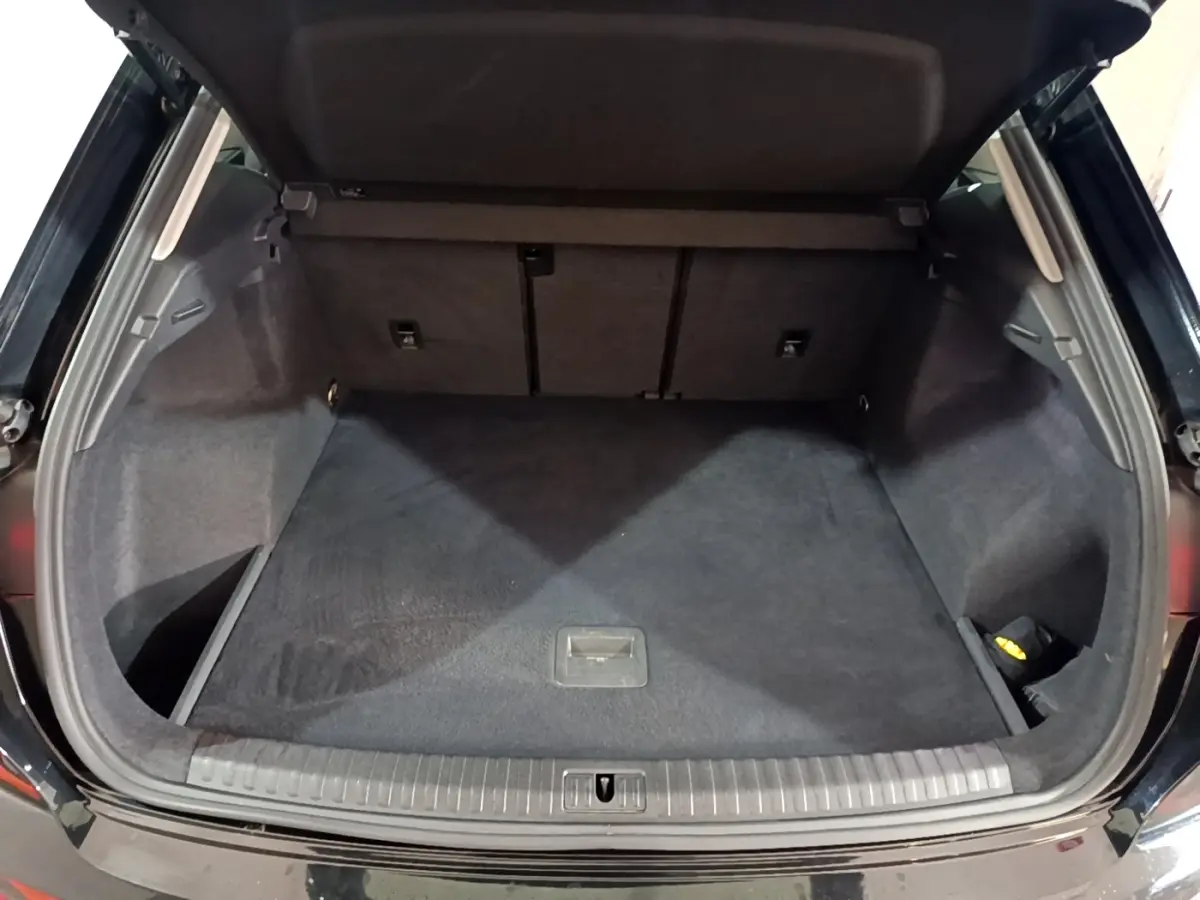 Coffre ouvert vu de l'arrière d'un Audi Q3 noir 2020, montrant un espace de chargement propre et spacieux.