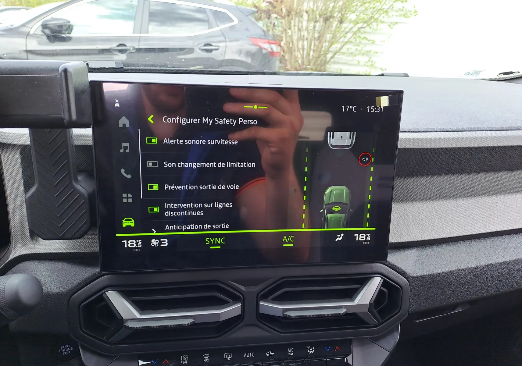 Vue intérieure centrée sur l'écran tactile du tableau de bord du Dacia Bigster, affichant les réglages de sécurité.