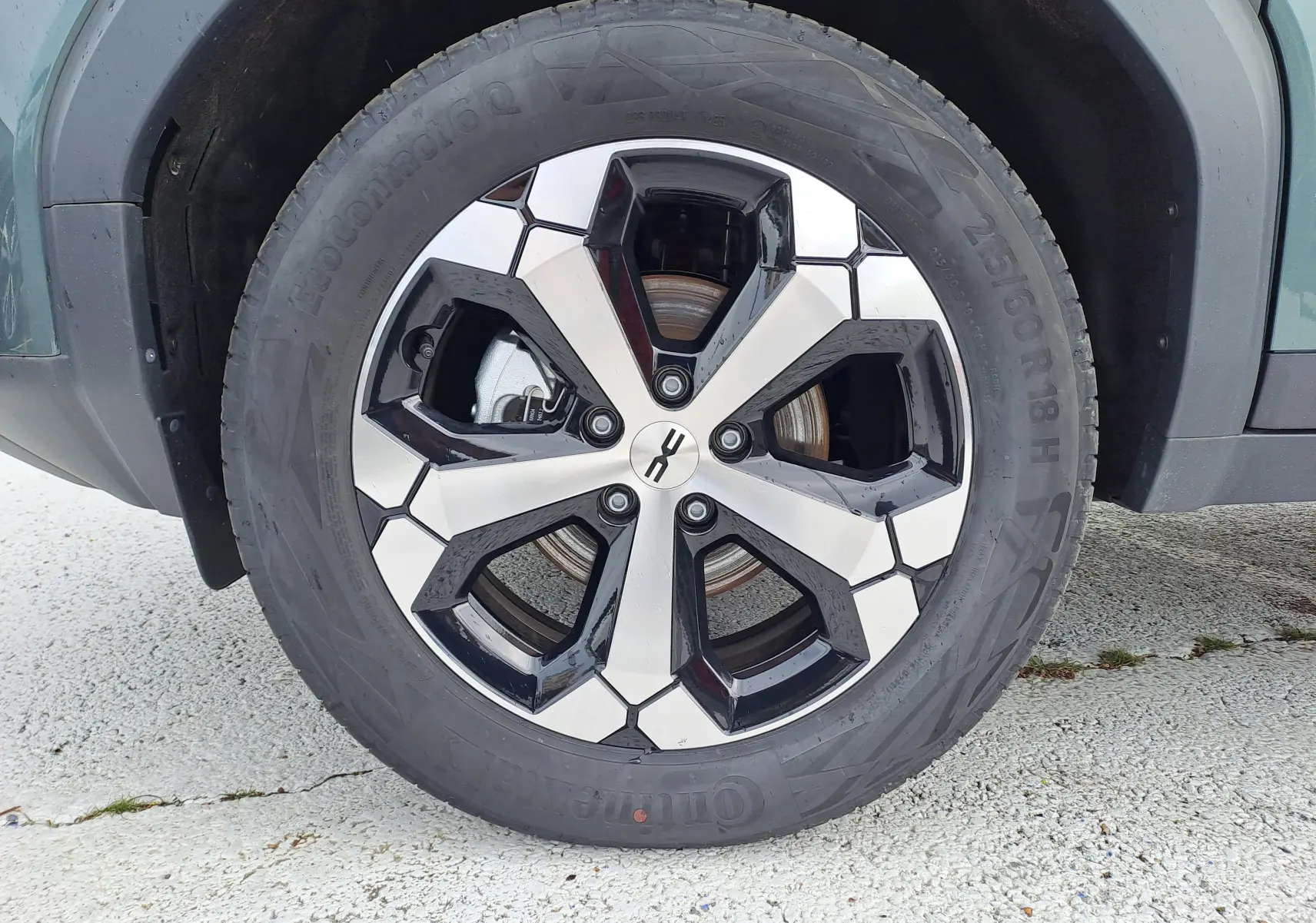 Gros plan sur la roue avant droite du Dacia Bigster vert cèdre, mettant en valeur la jante bicolore moderne.