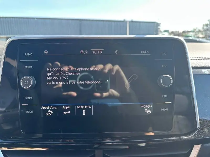 Écran tactile central du Volkswagen T-Roc 2025 affichant les options Bluetooth et appels d'urgence.