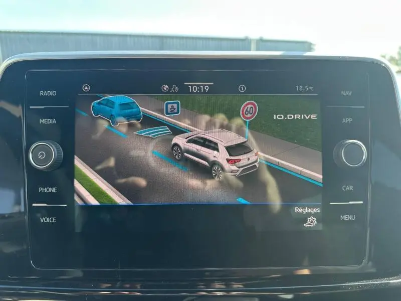 Écran tactile du système de navigation montrant une simulation de conduite avec un SUV gris en vue 3/4 arrière.