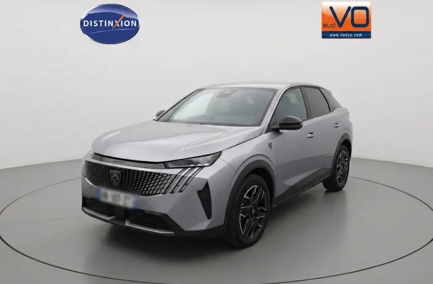 Peugeot 3008 Hybrid gris clair en 3/4 avant droit, avec jantes alliage 19 pouces et calandre distinctive noire.