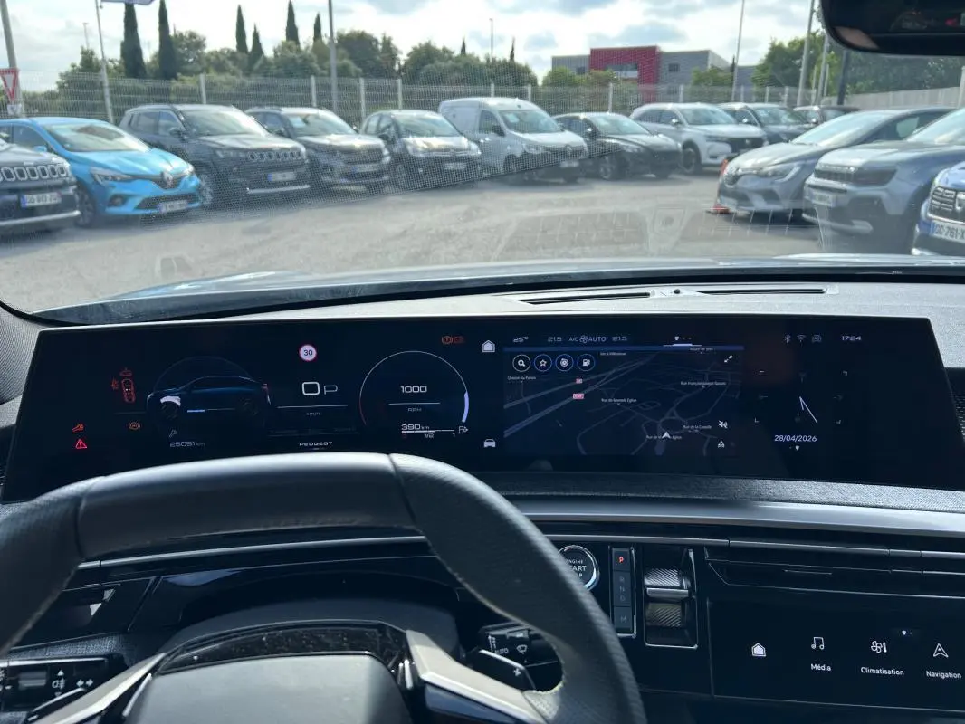 Vue intérieure du tableau de bord numérique du Peugeot 3008 Hybrid 136 e-DCS6 GT gris clair avec affichage multimédia et navigation.