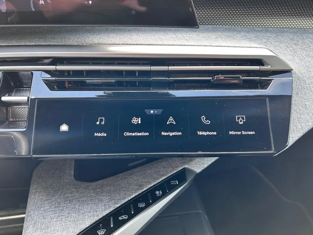 Vue rapprochée de la console centrale du Peugeot 3008 Hybrid gris clair, écran tactile et commandes climatisation.