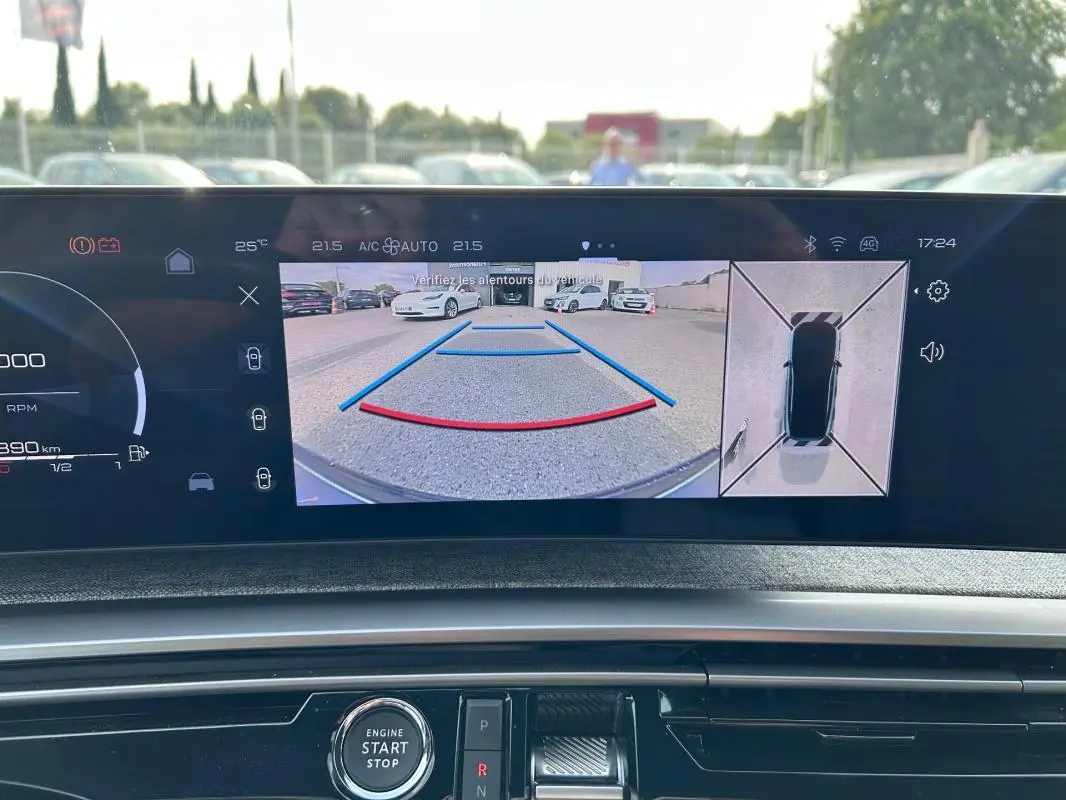 Affichage du cockpit numérique du Peugeot 3008 Hybrid 136 e-DCS6 GT 2025, montrant la caméra de recul et la vue à 360° en intérieur.