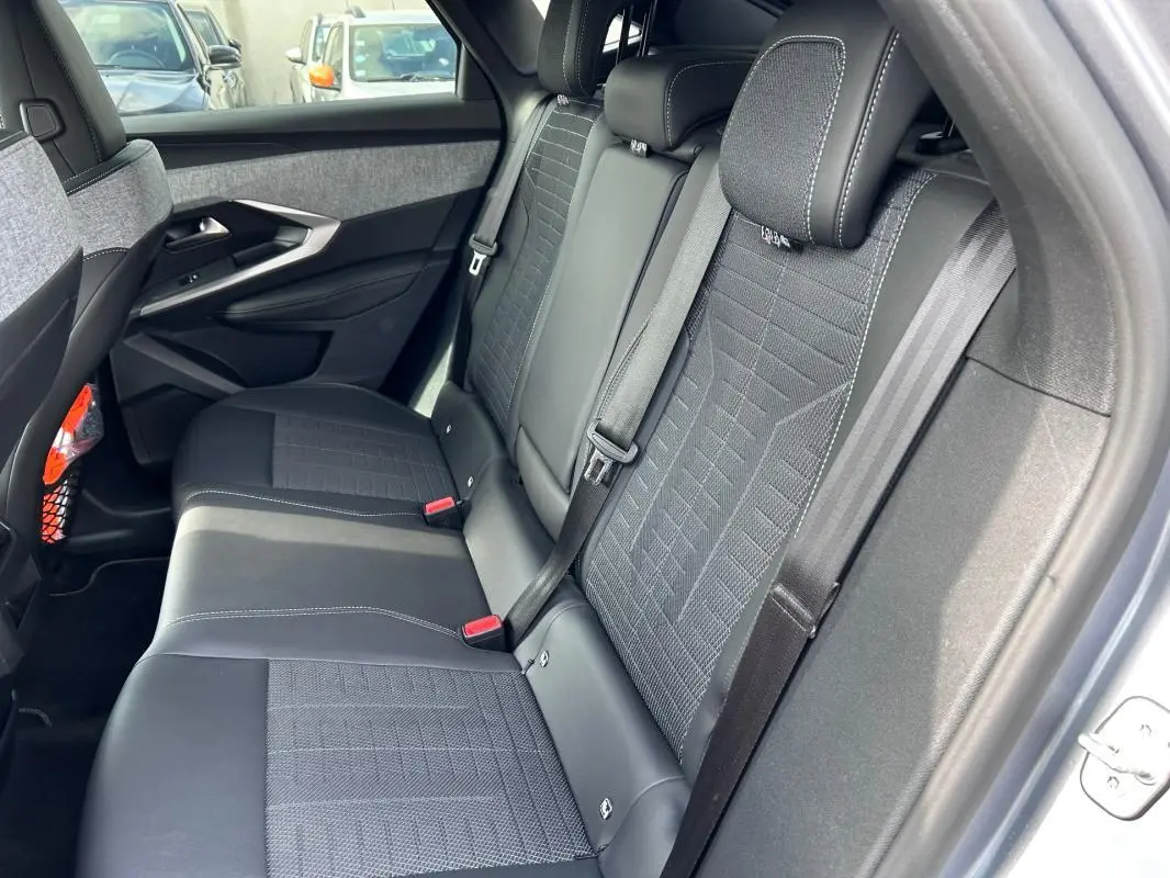 Vue intérieure côté droit des sièges arrière en tissu et cuir noir du Peugeot 3008 Hybrid 136 e-DCS6 GT gris clair.