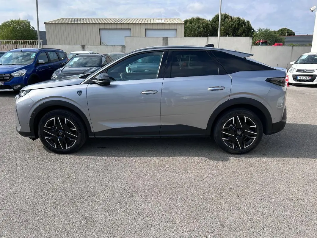 Peugeot 3008 Hybrid gris clair en vue de profil côté gauche, avec jantes alliage noires et toit noir contrasté.