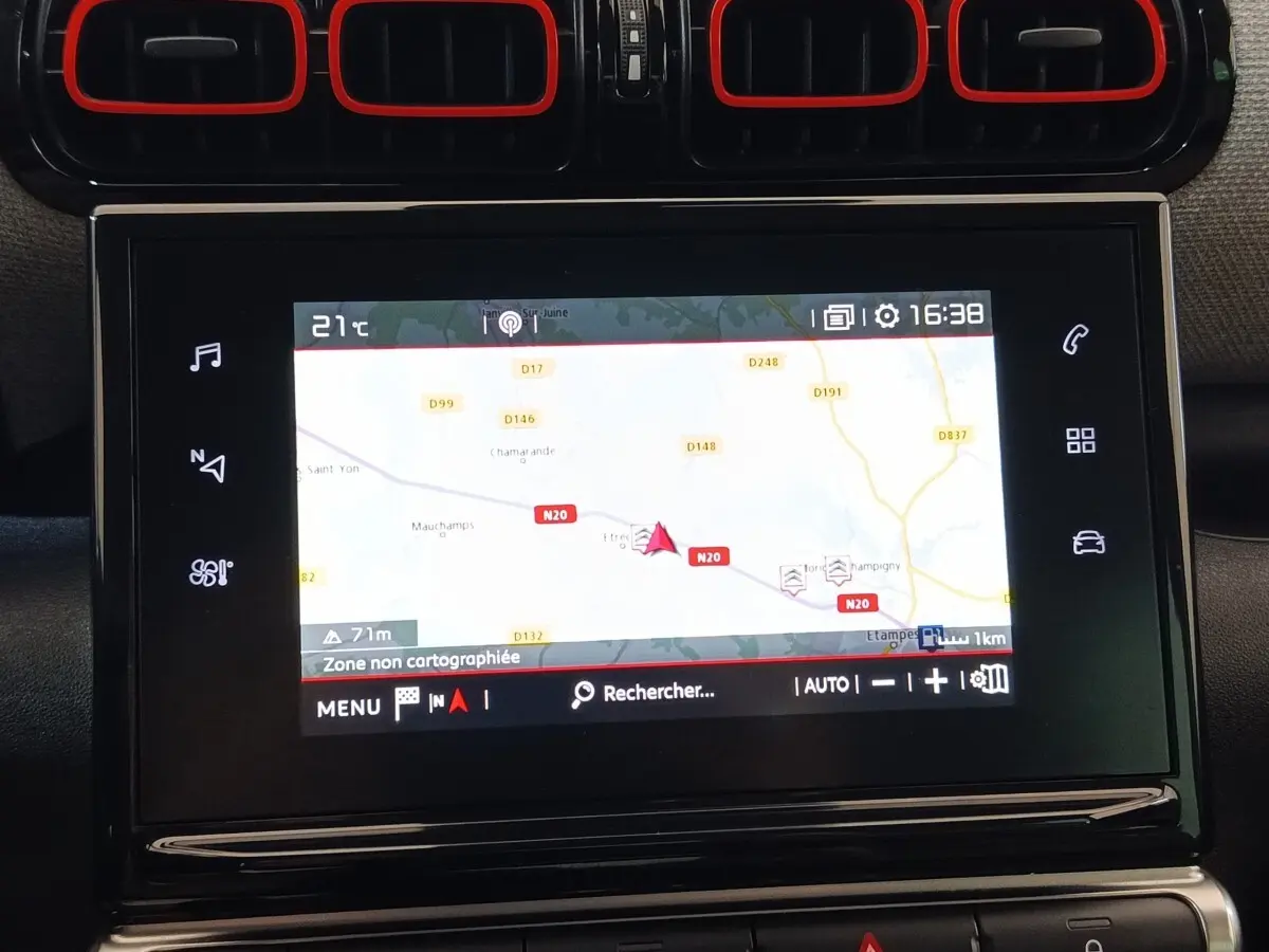 Écran tactile central du système de navigation de la Citroën C3 Aircross beige, affichant une carte routière.