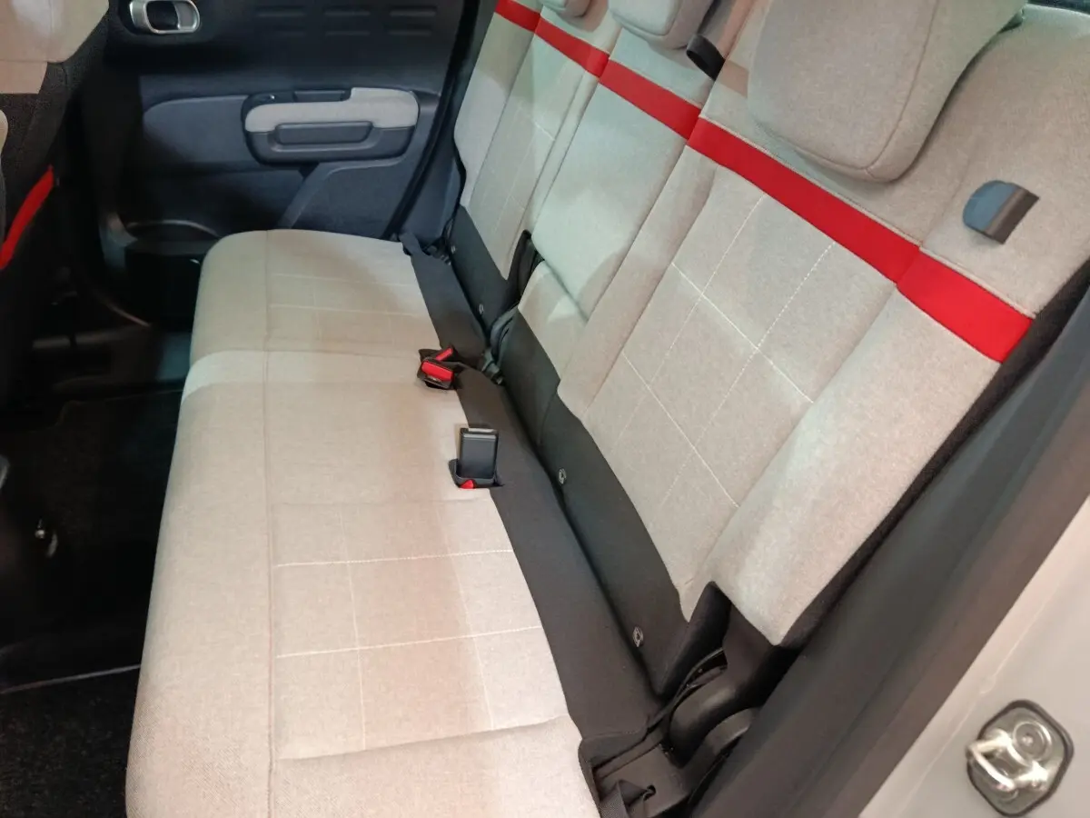 Vue intérieure côté droit des sièges arrière beige avec bande rouge du Citroën C3 Aircross 2021 version Shine.