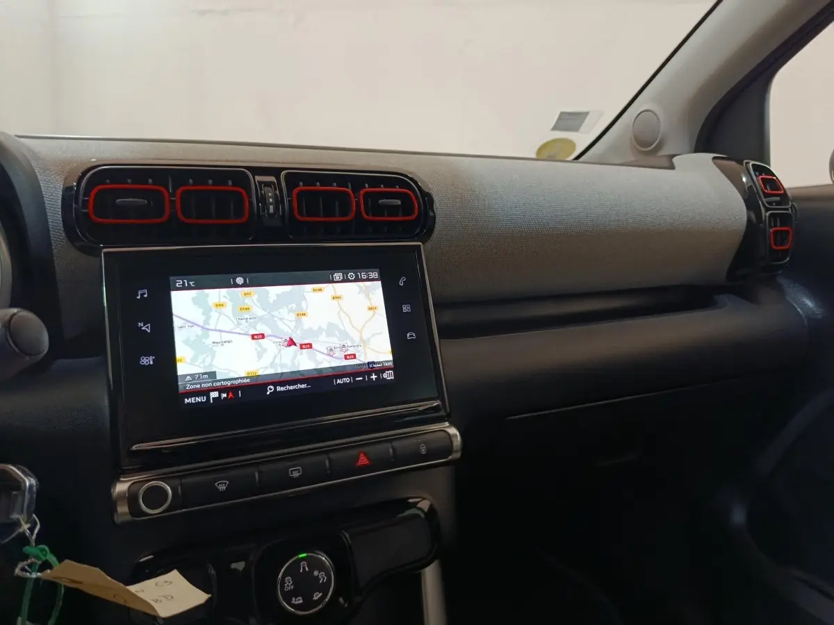 Vue intérieure côté passager du tableau de bord beige et noir de la Citroën C3 Aircross avec écran tactile de navigation.