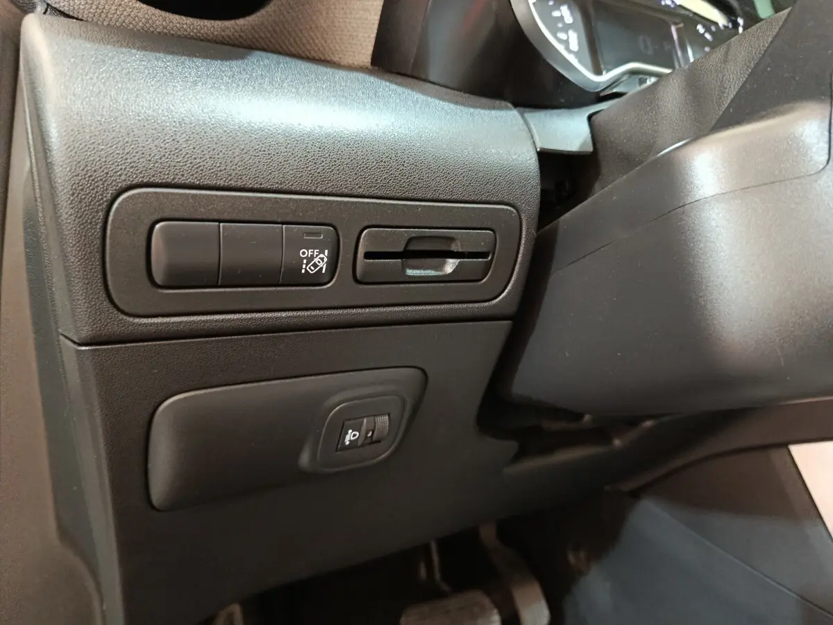 Détail des commandes côté gauche du tableau de bord noir d'une Citroën C3 Aircross beige 2021.