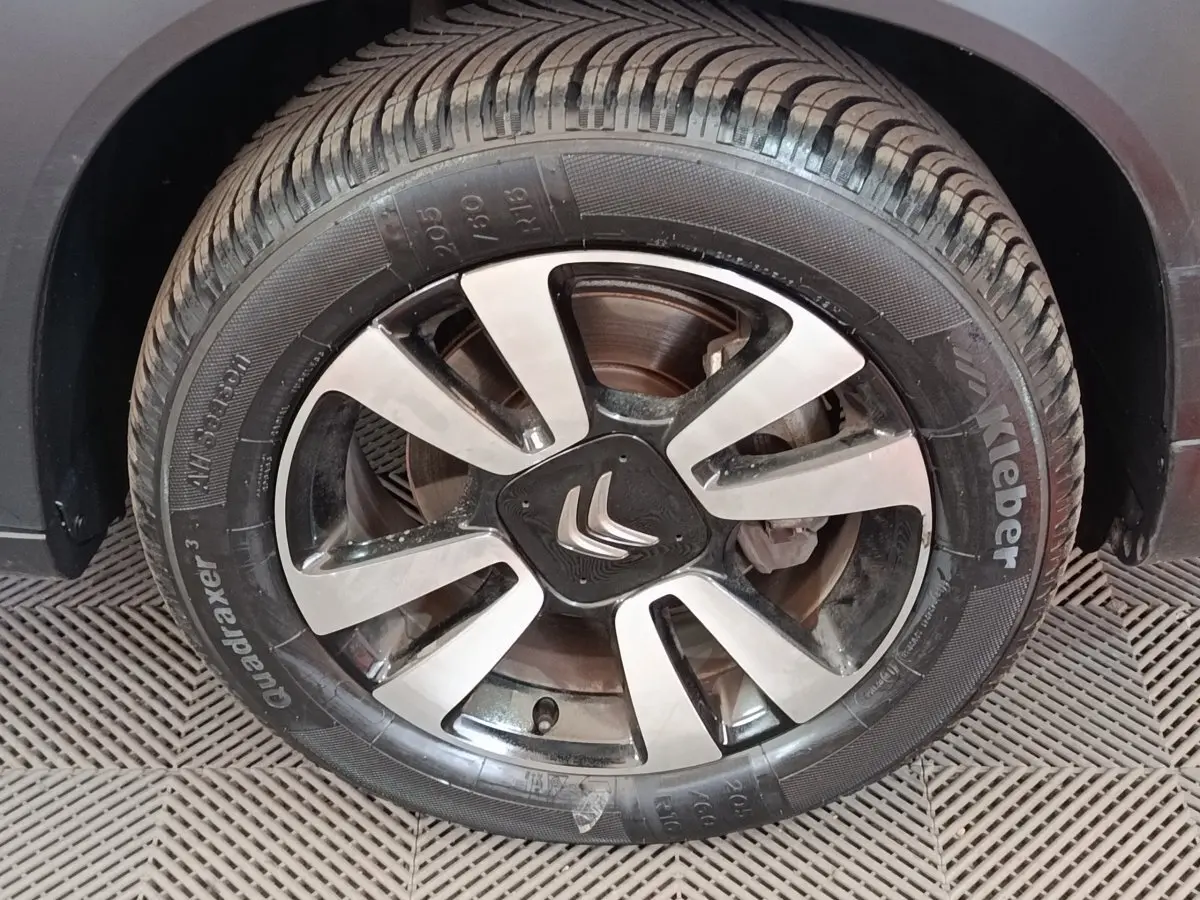 Gros plan sur la roue avant droite du Citroën C3 Aircross beige, mettant en valeur la jante alu bicolore et le pneu Kleber.
