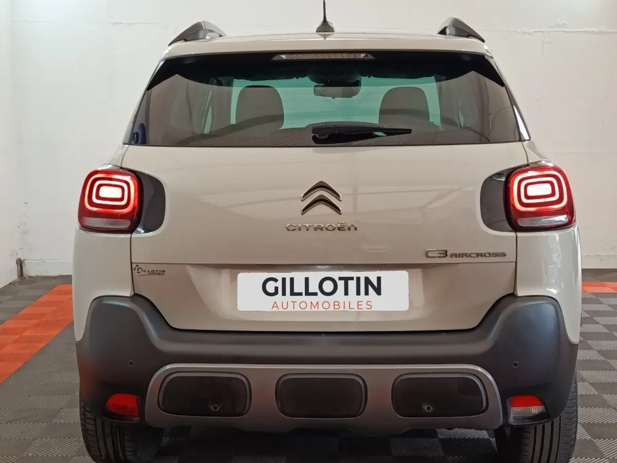 Vue arrière d'un Citroën C3 Aircross beige 2021 avec feux LED et pare-chocs noir contrasté.
