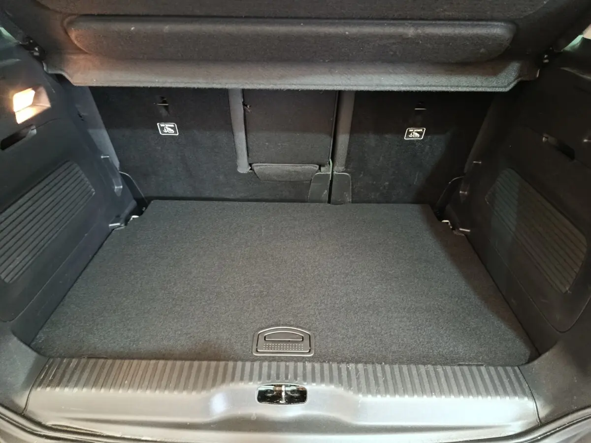 Coffre ouvert vu de face du Citroën C3 Aircross beige, montrant un espace de chargement propre et bien agencé.