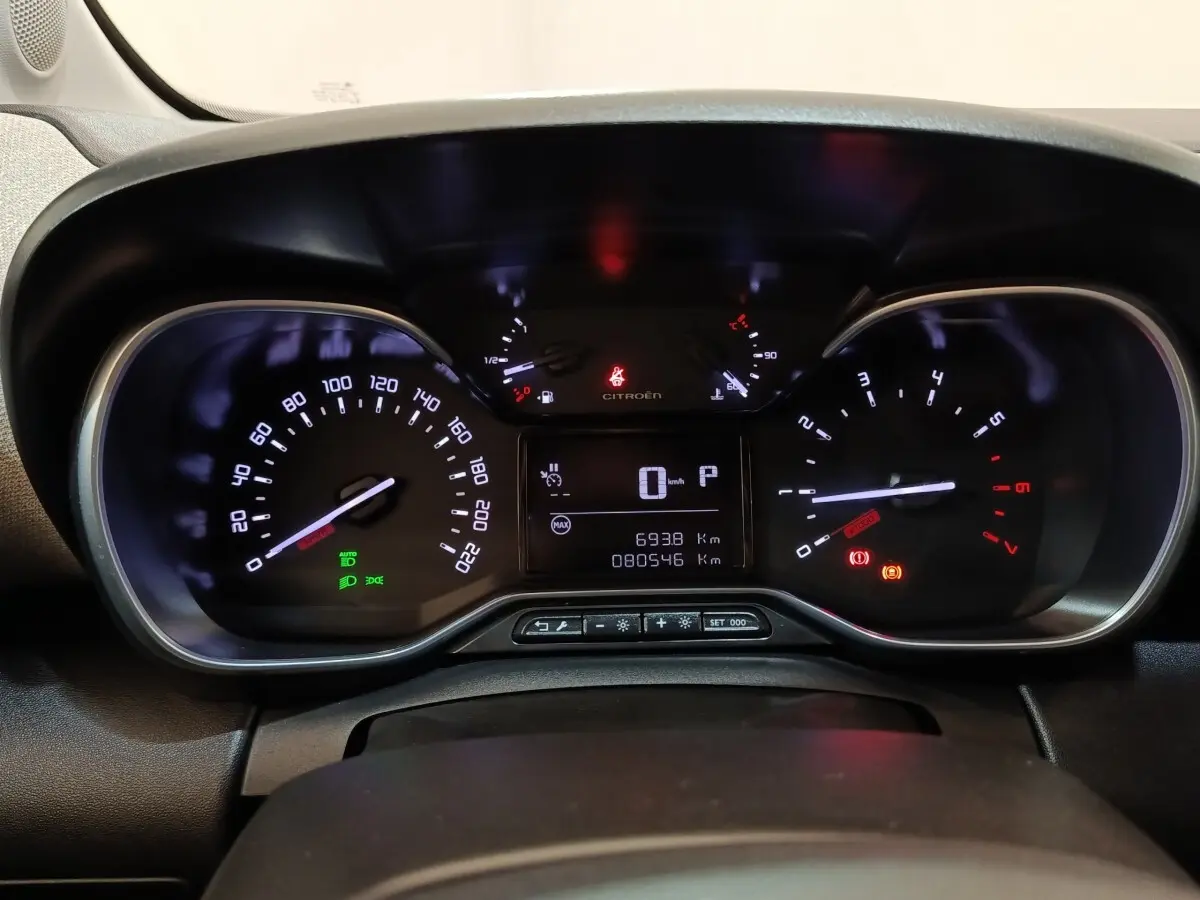 Tableau de bord éclairé de Citroën C3 Aircross 2021, affichage numérique central et compteurs analogiques blancs.