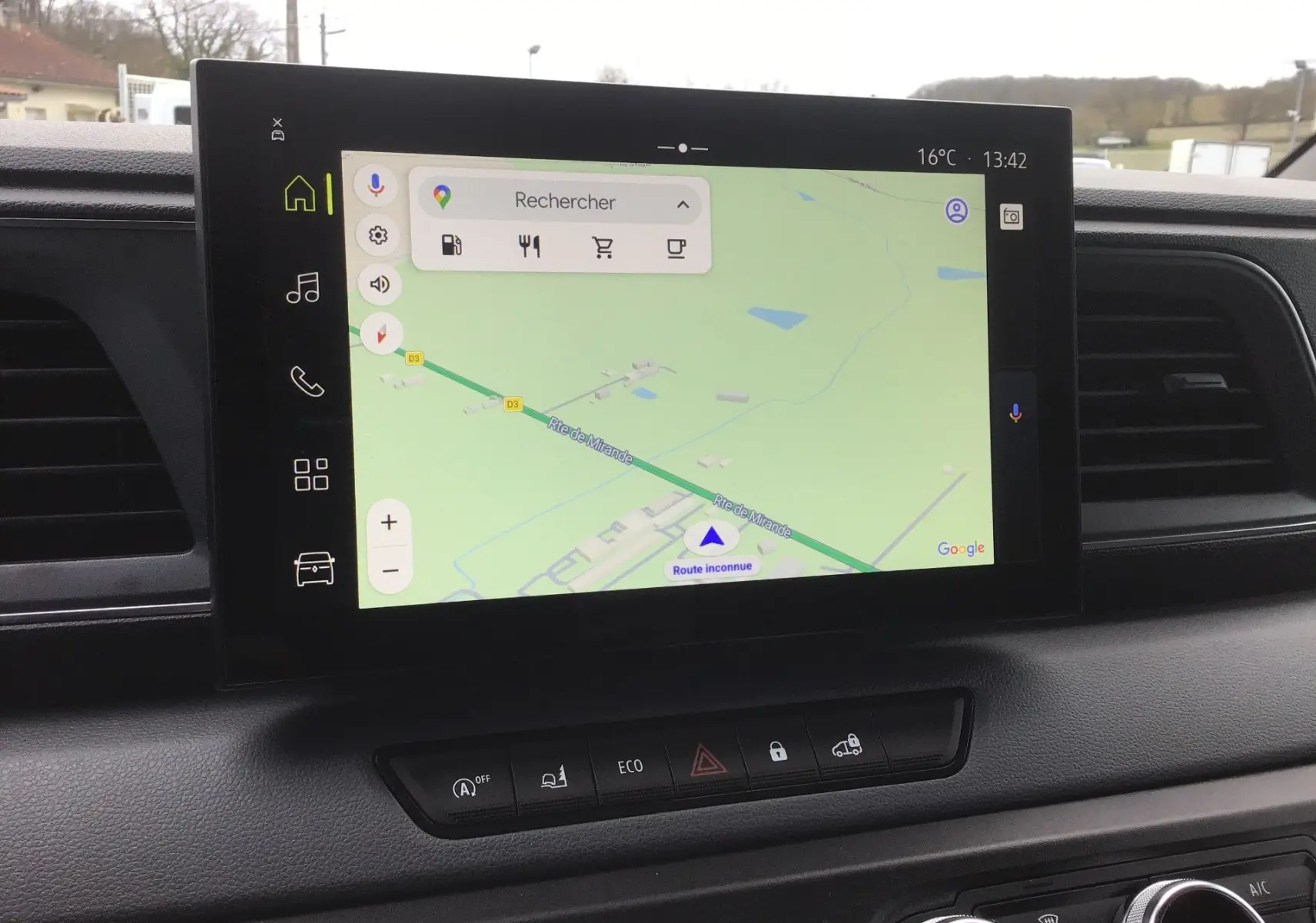 Vue rapprochée de l’écran tactile multimédia OpenR Link 10’’ avec navigation du Renault Master L2H2 blanc.