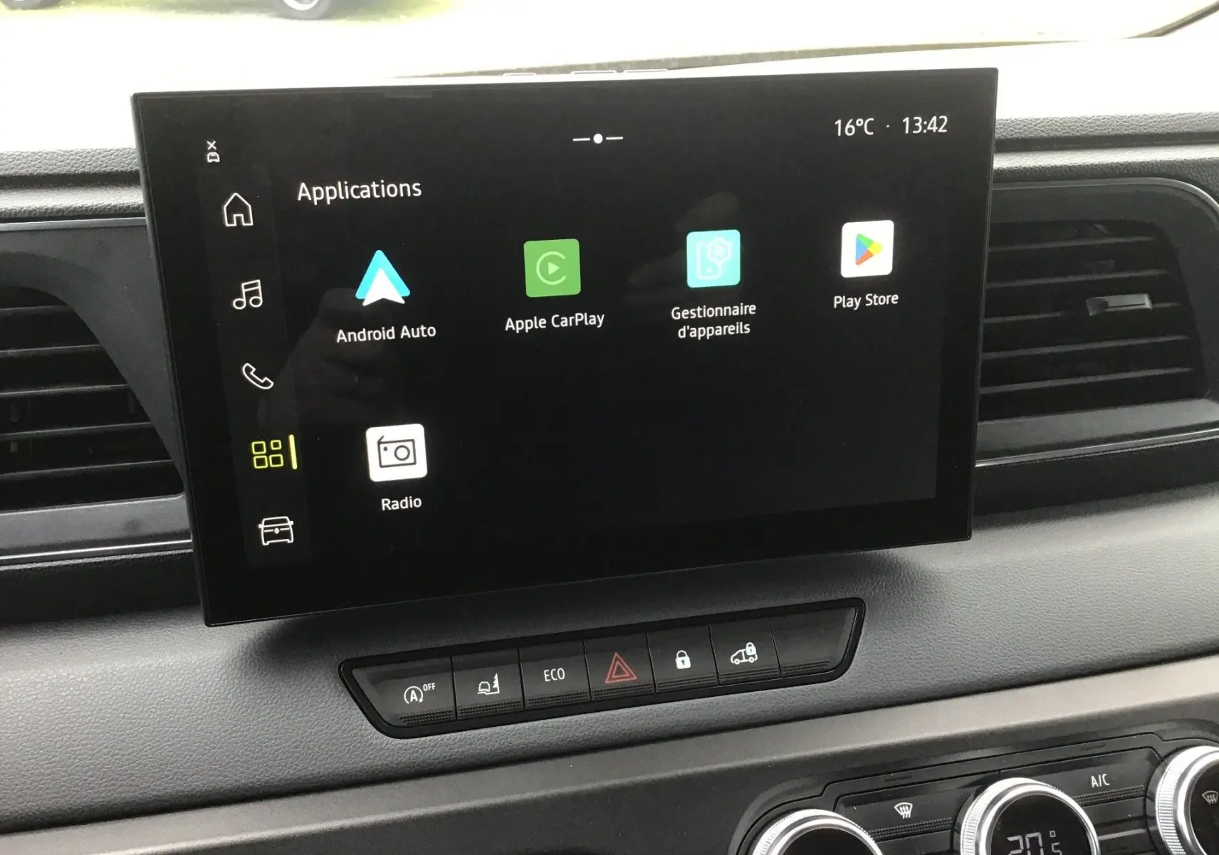 Gros plan sur l’écran tactile central du Renault Master 2026, affichant les applications Android Auto et Apple CarPlay.