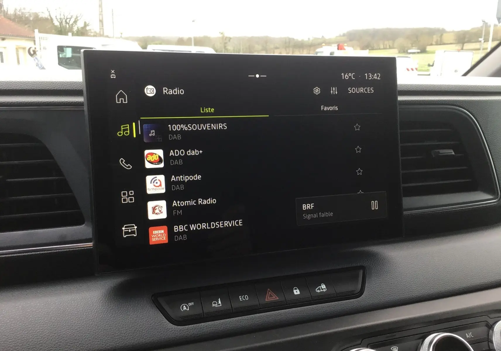 Vue rapprochée de l’écran tactile multimédia OpenR Link 10'' du tableau de bord du Renault Master 2026, affichant les radios DAB.