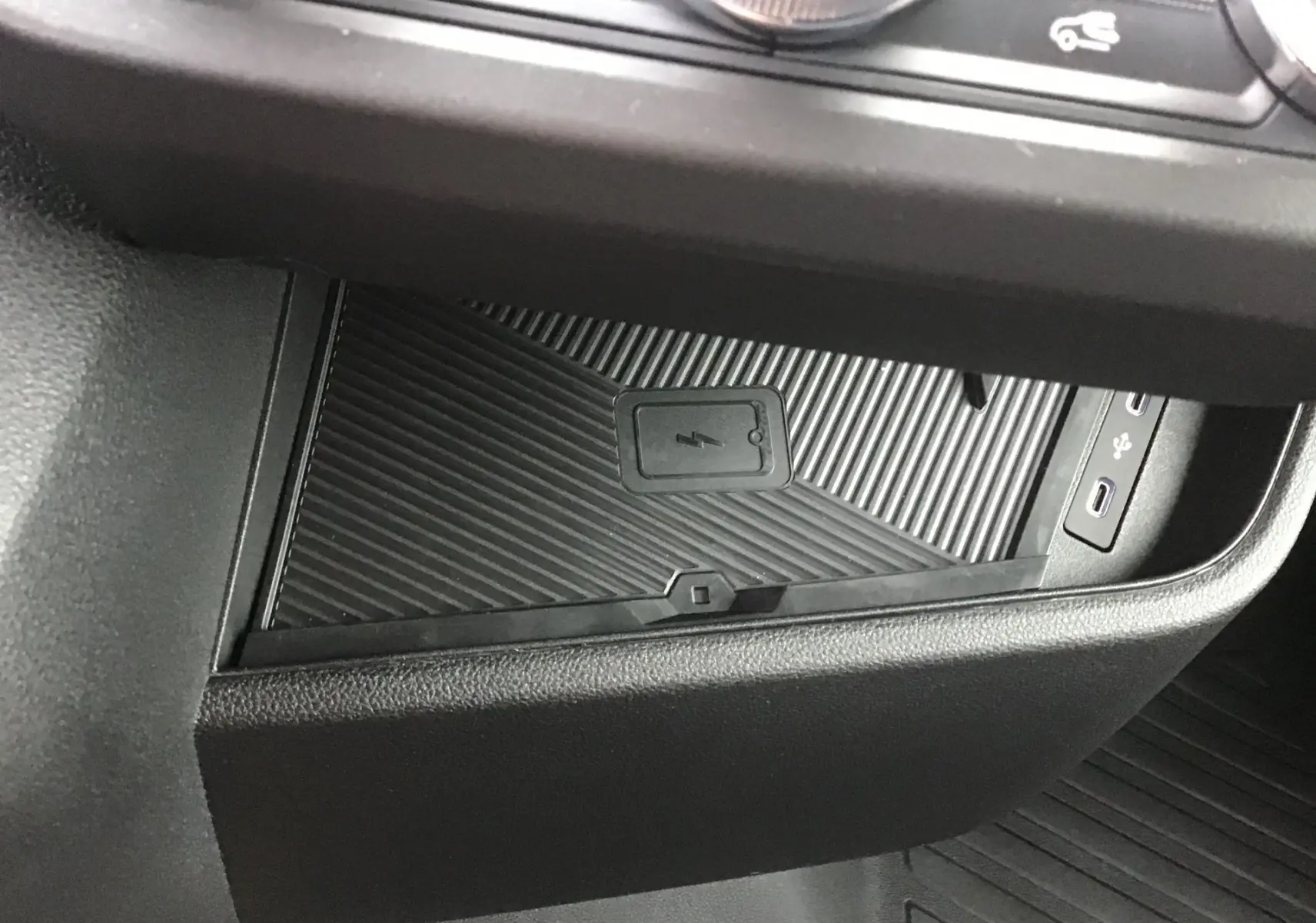 Détail de la console centrale du Renault Master L2H2 2026, montrant le chargeur smartphone à induction et ports USB.