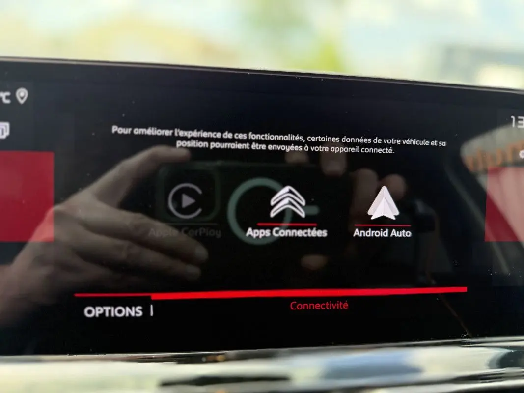 Écran tactile intérieur du Citroën C5 Aircross 2025 montrant les options de connectivité Apple CarPlay et Android Auto.