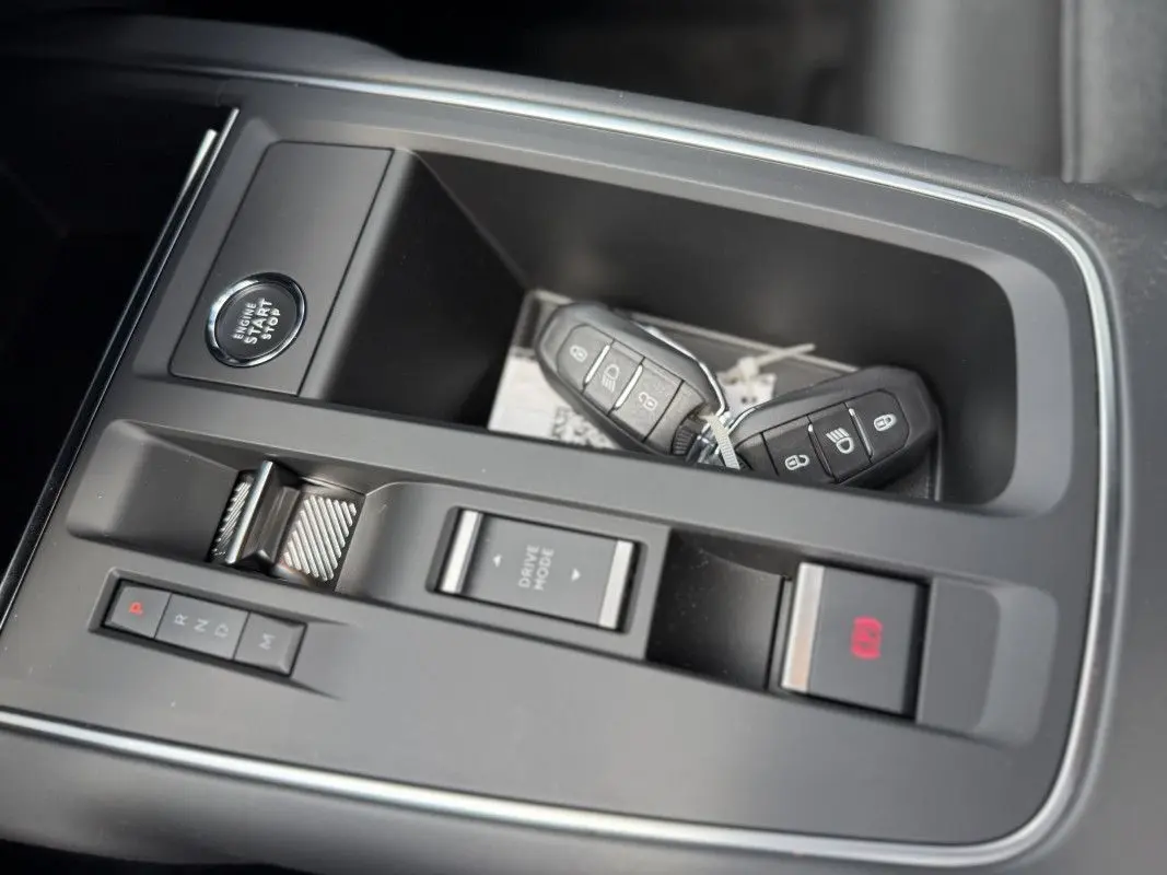 Gros plan sur la console centrale du Citroën C5 Aircross 1.5 HDi 130 EAT8 Max avec clés et bouton start/stop.