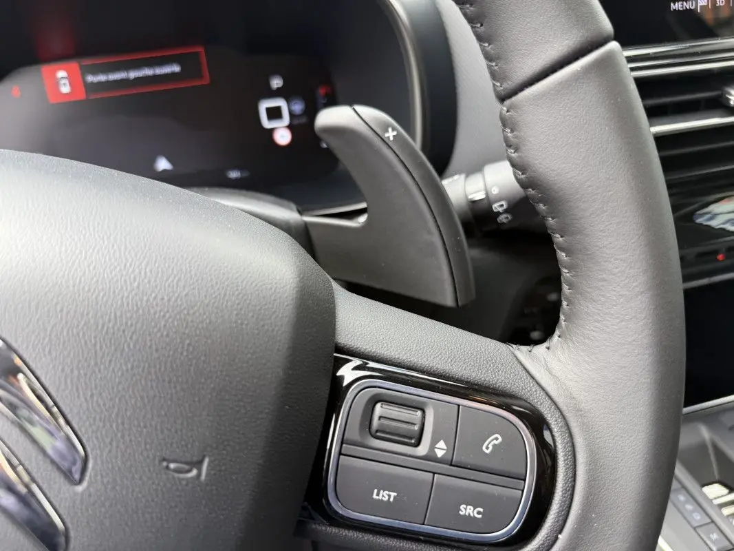 Gros plan sur la commande au volant côté droit du Citroën C5 Aircross gris platinium, avec palettes de changement de vitesse.