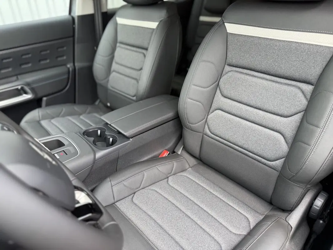 Vue intérieure rapprochée des sièges avant en tissu gris et cuir sur Citroën C5 Aircross 1.5 HDi 130 EAT8 2025.