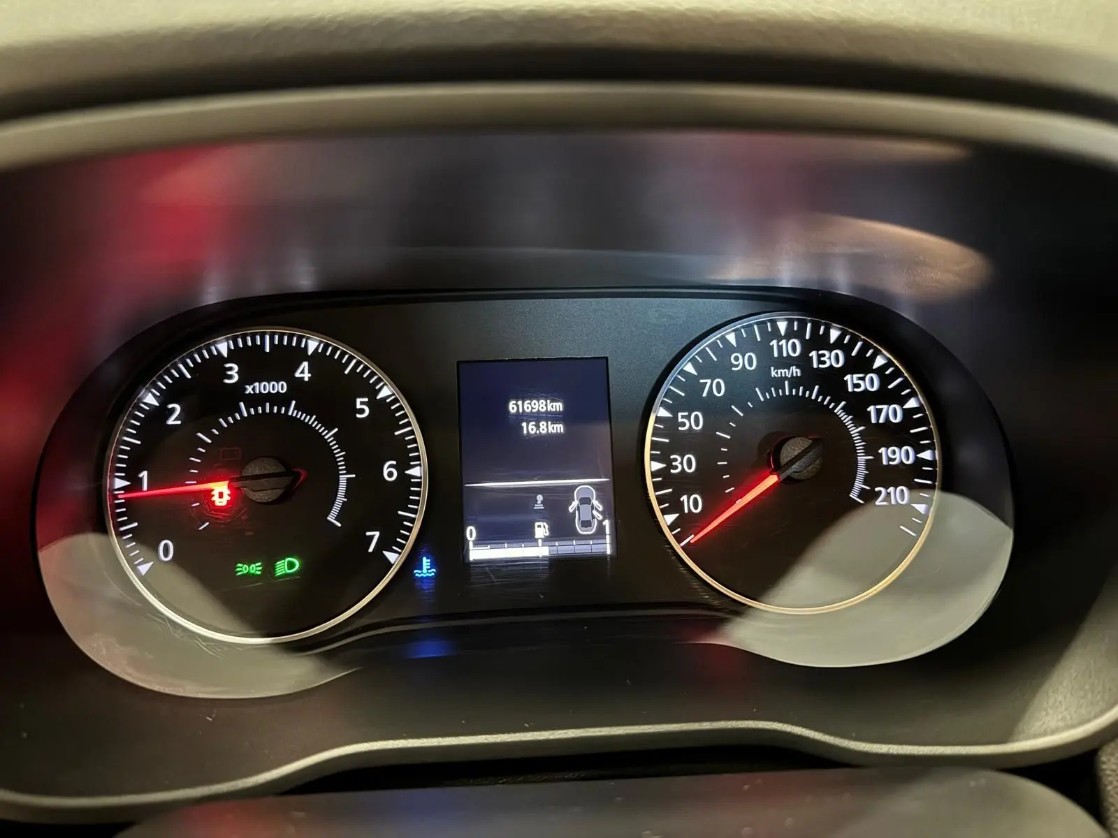 Tableau de bord du Dacia Duster 2020 avec compte-tours, compteur de vitesse et écran digital affichant 61 698 km.