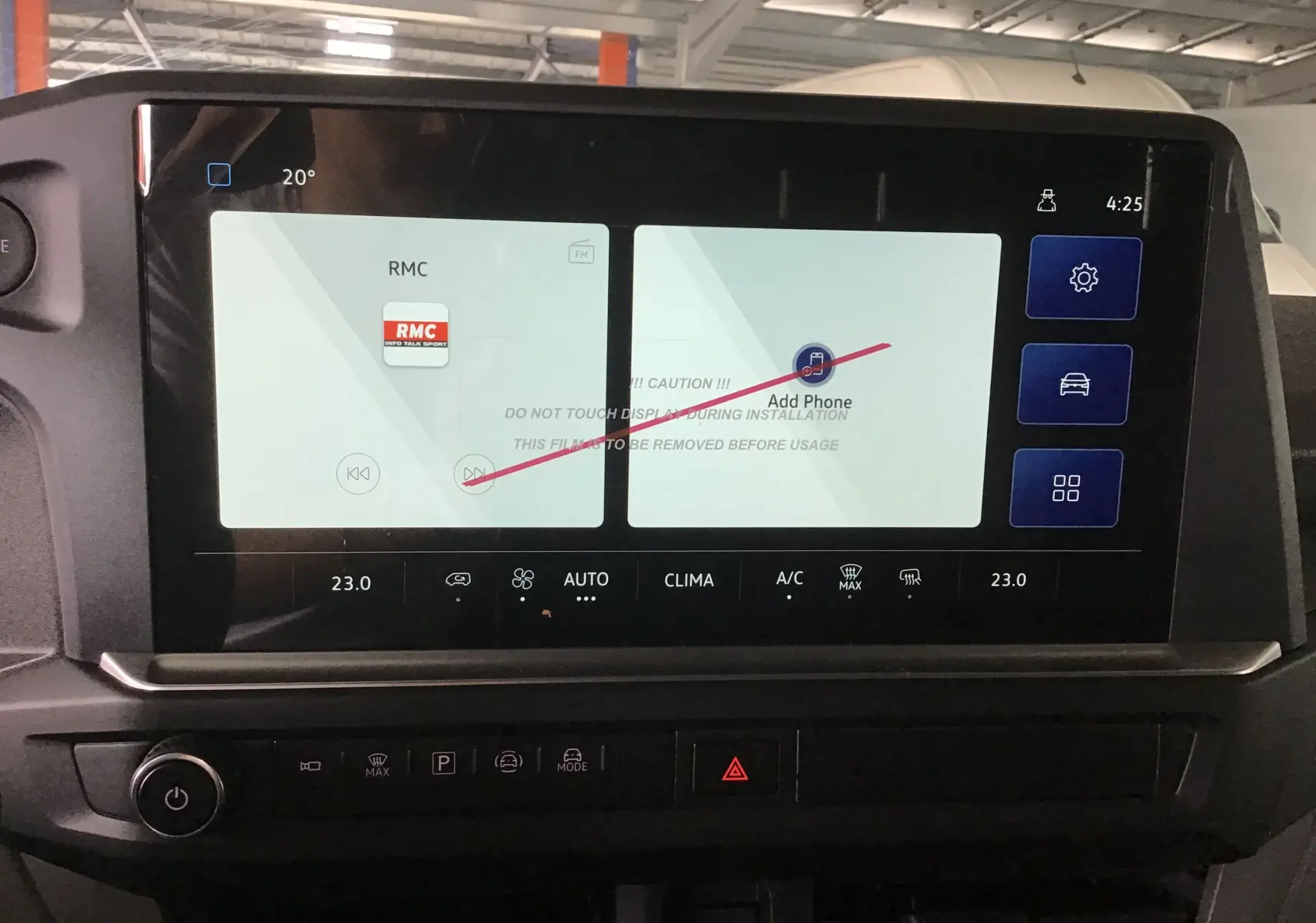 Écran tactile central du Volkswagen Transporter T7 gris anthracite montrant les réglages climatisation et multimédia.