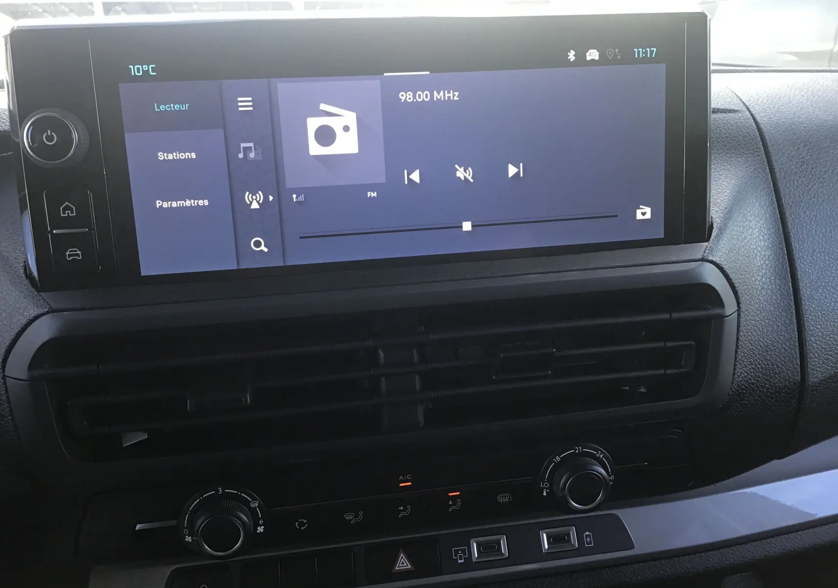 Écran tactile central et commandes de climatisation du tableau de bord du Citroën Jumpy Cabine Approfondie gris titane.