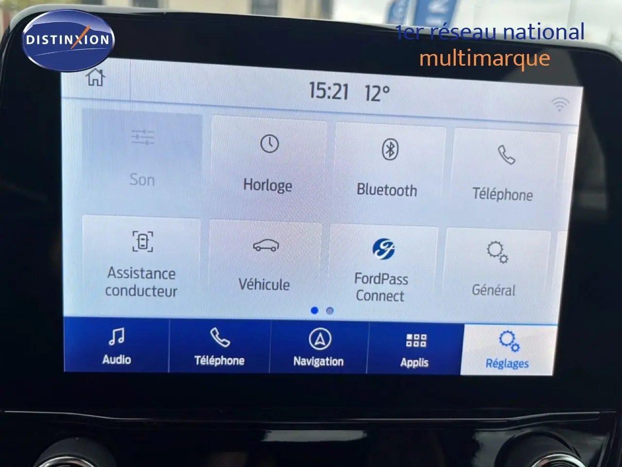 Écran tactile central du Ford Puma 2024 affichant le menu des réglages avec Bluetooth et navigation.