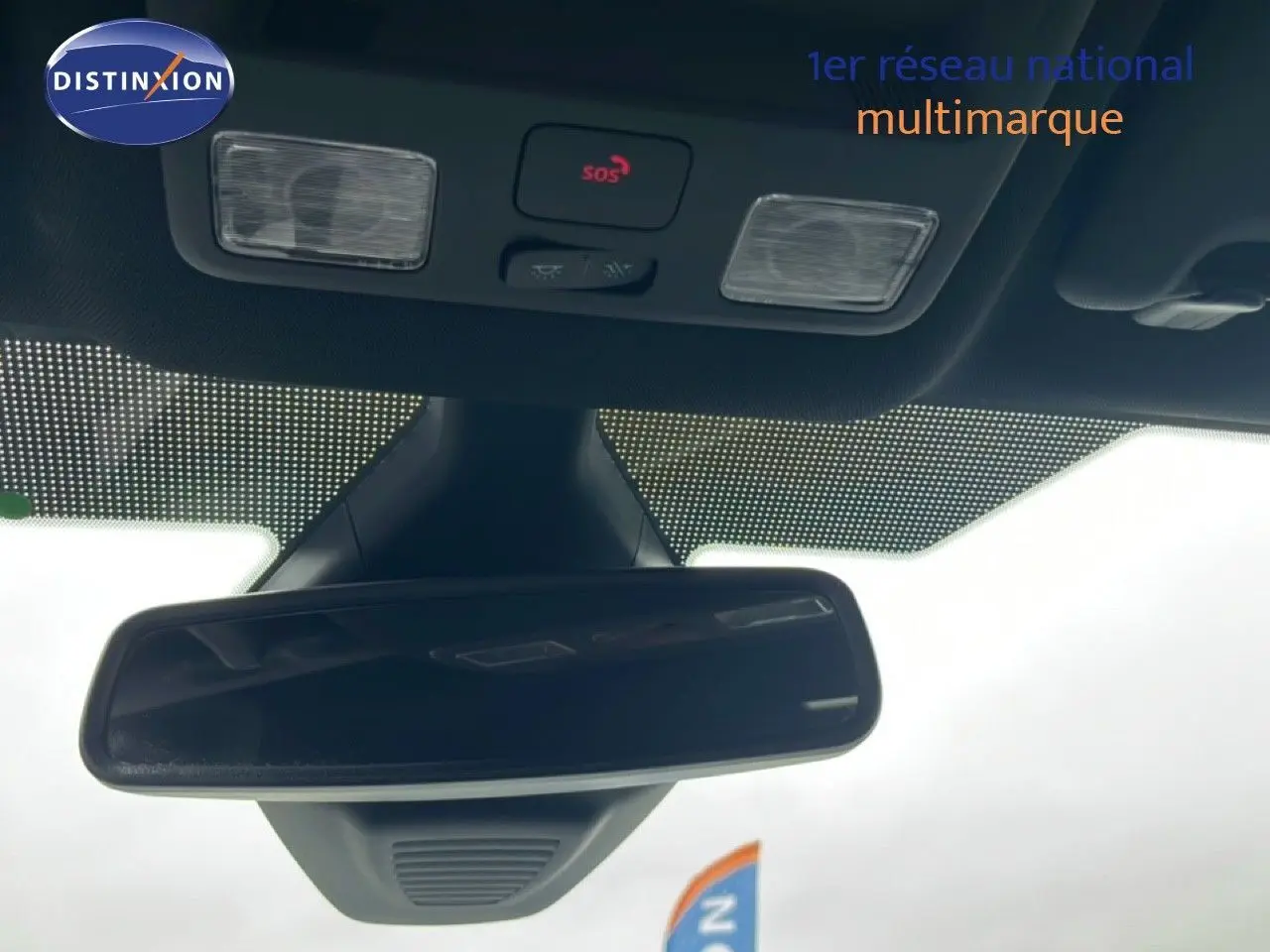 Vue intérieure centrée sur le rétroviseur intérieur et la console de plafonnier du Ford Puma gris Magnetic Metal 2024.