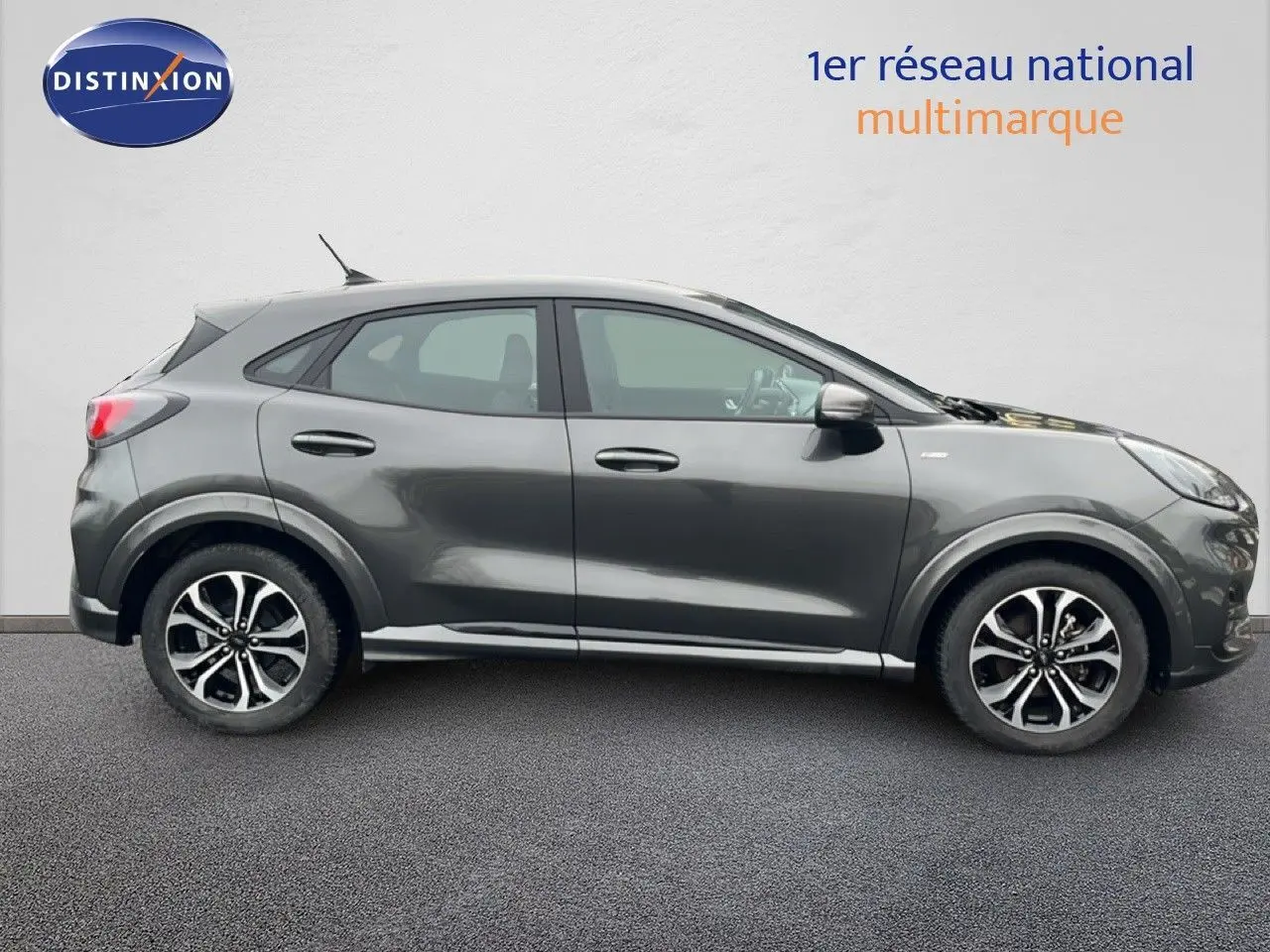 Vue de profil côté gauche du Ford Puma gris Magnetic Metal 2024 avec jantes alliage bi-ton et lignes dynamiques.