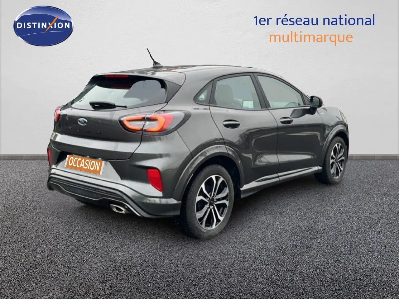 Ford Puma gris magnetic metal en 3/4 arrière droit, mettant en valeur ses feux LED et ses jantes bi-ton.