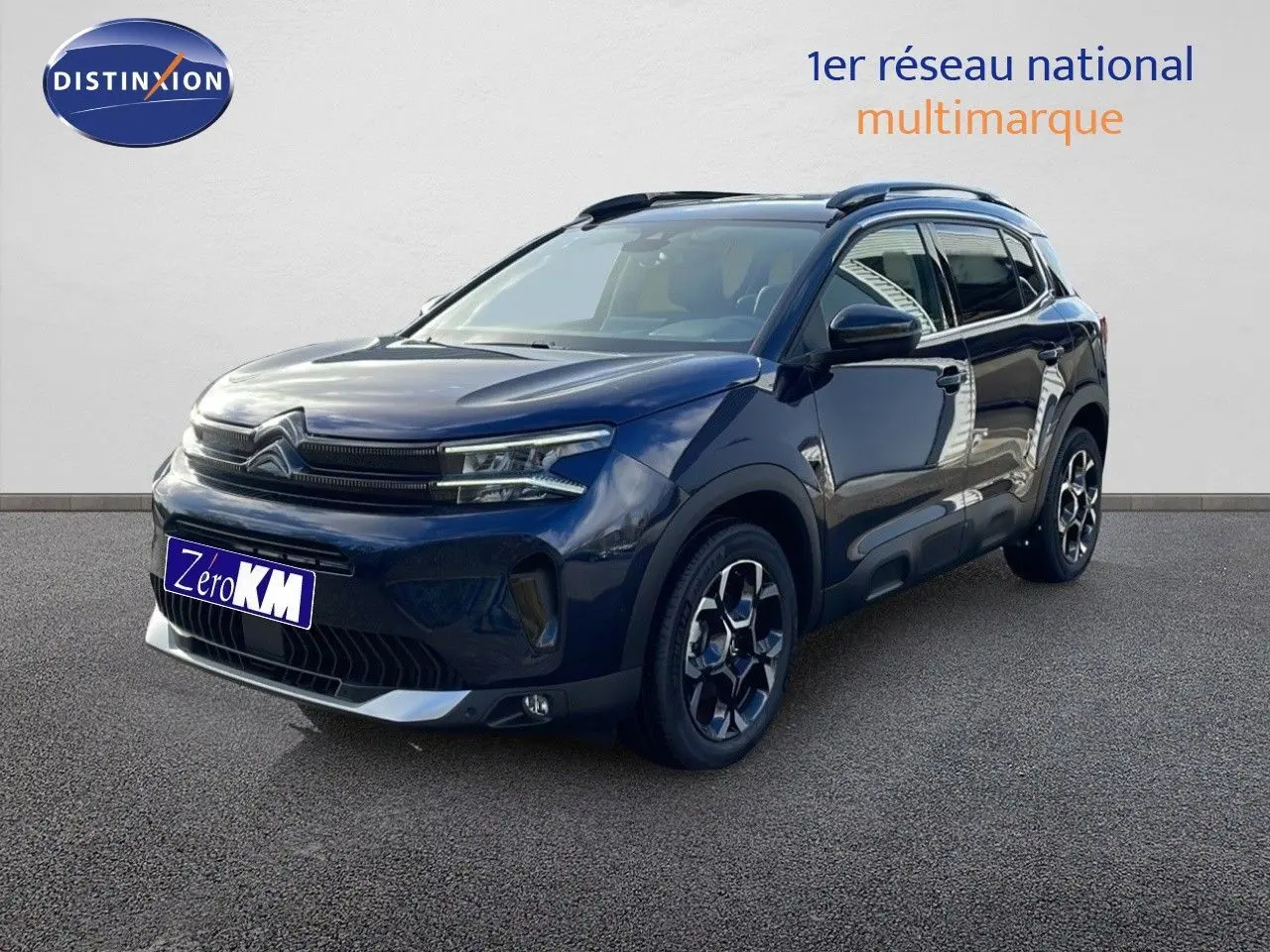 Citroën C5 Aircross bleu Eclipse Metal en 3/4 avant droit avec jantes bi-ton et barres de toit noires.