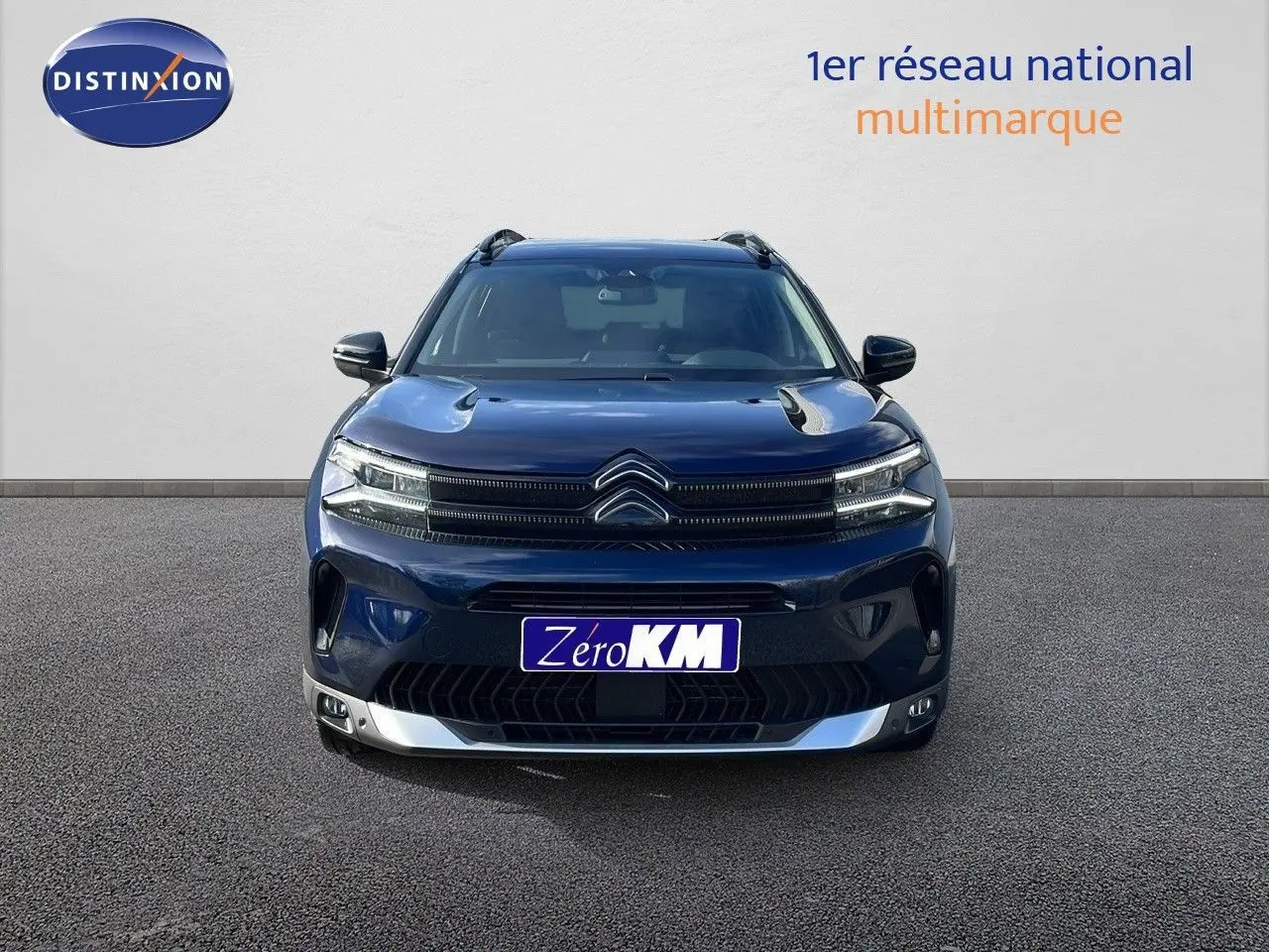 Vue de face du Citroën C5 Aircross 2025 en bleu Eclipse Métal avec calandre noire et détails chromés.