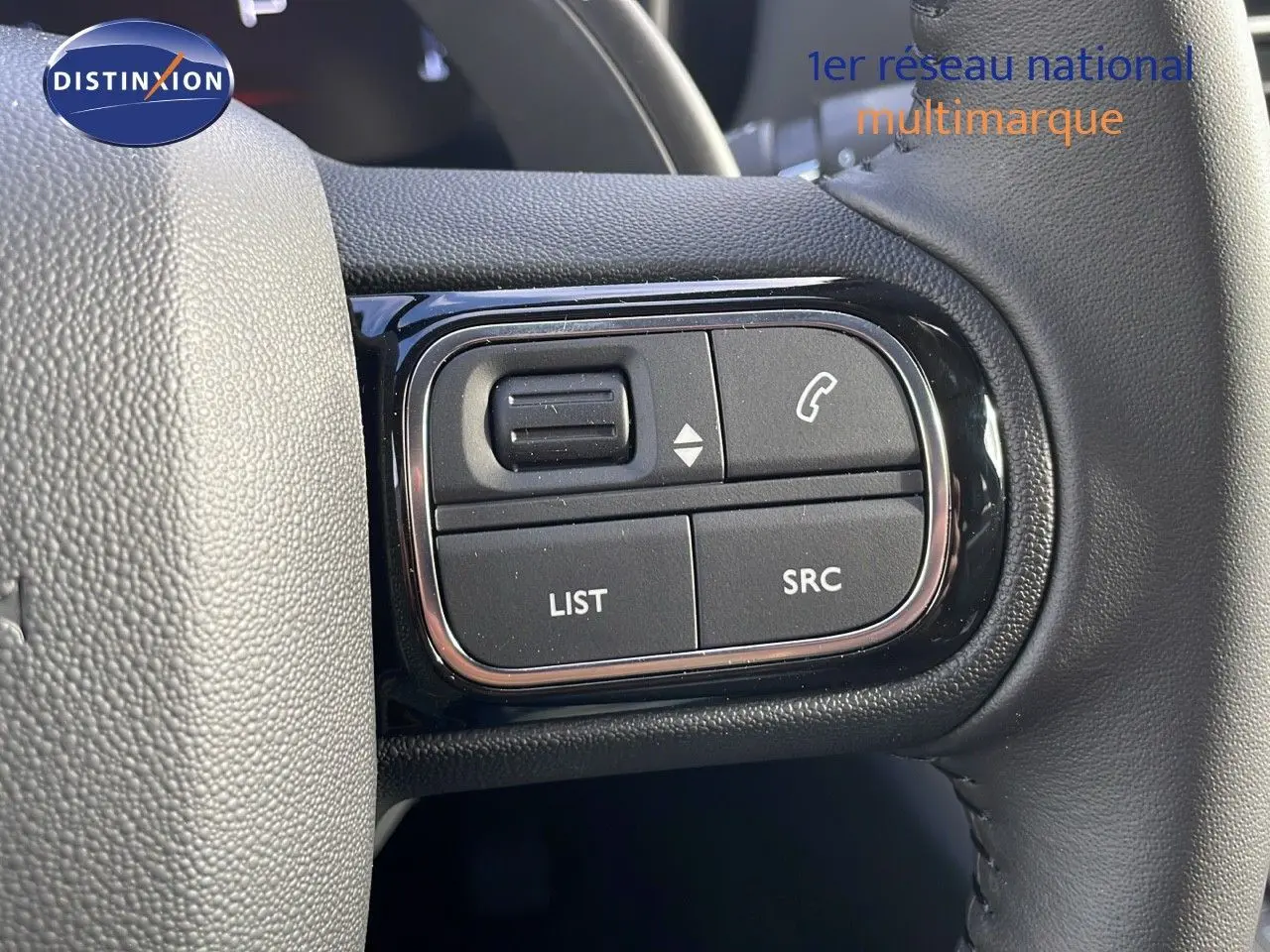 Gros plan sur les commandes au volant du Citroën C5 Aircross 2025, finition cuir noir, boutons de gestion audio et appel.