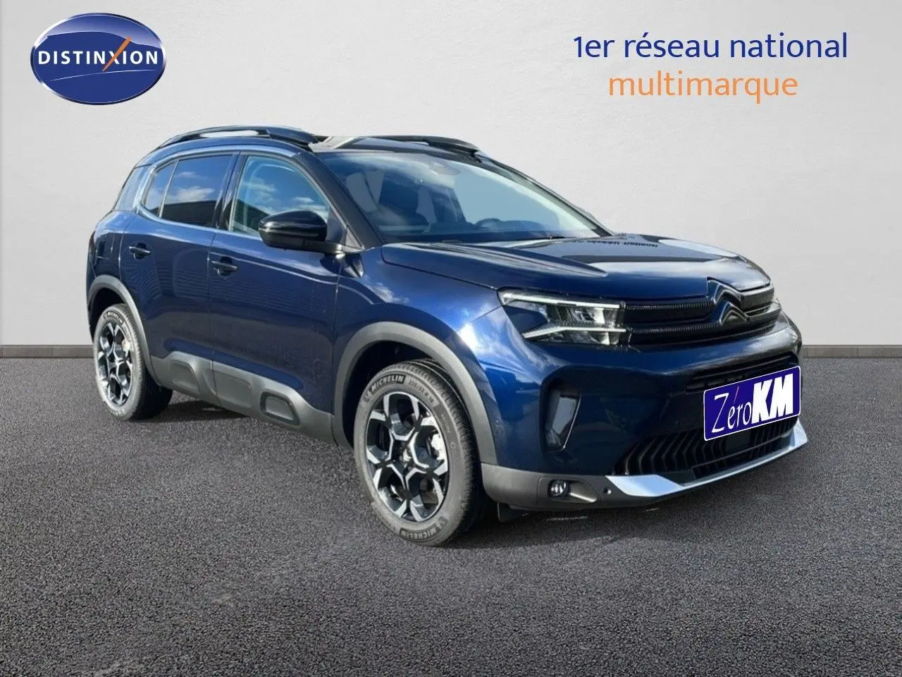 Citroën C5 Aircross bleu Eclipse métal en 3/4 avant droit, avec jantes bi-ton et protections noires.