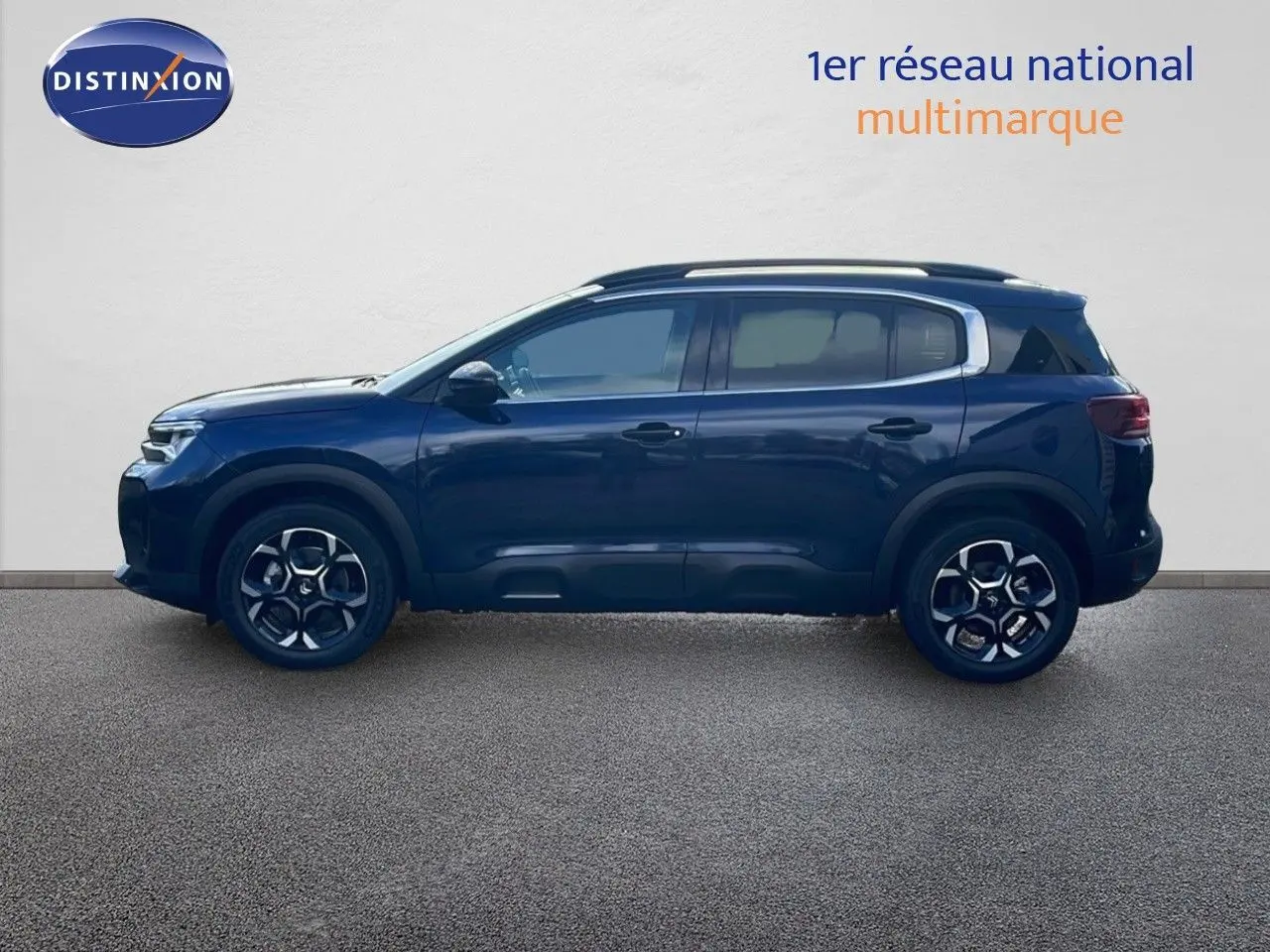Profil côté gauche d'un Citroën C5 Aircross 2025 bleu Eclipse Métal avec jantes bi-ton et toit noir.