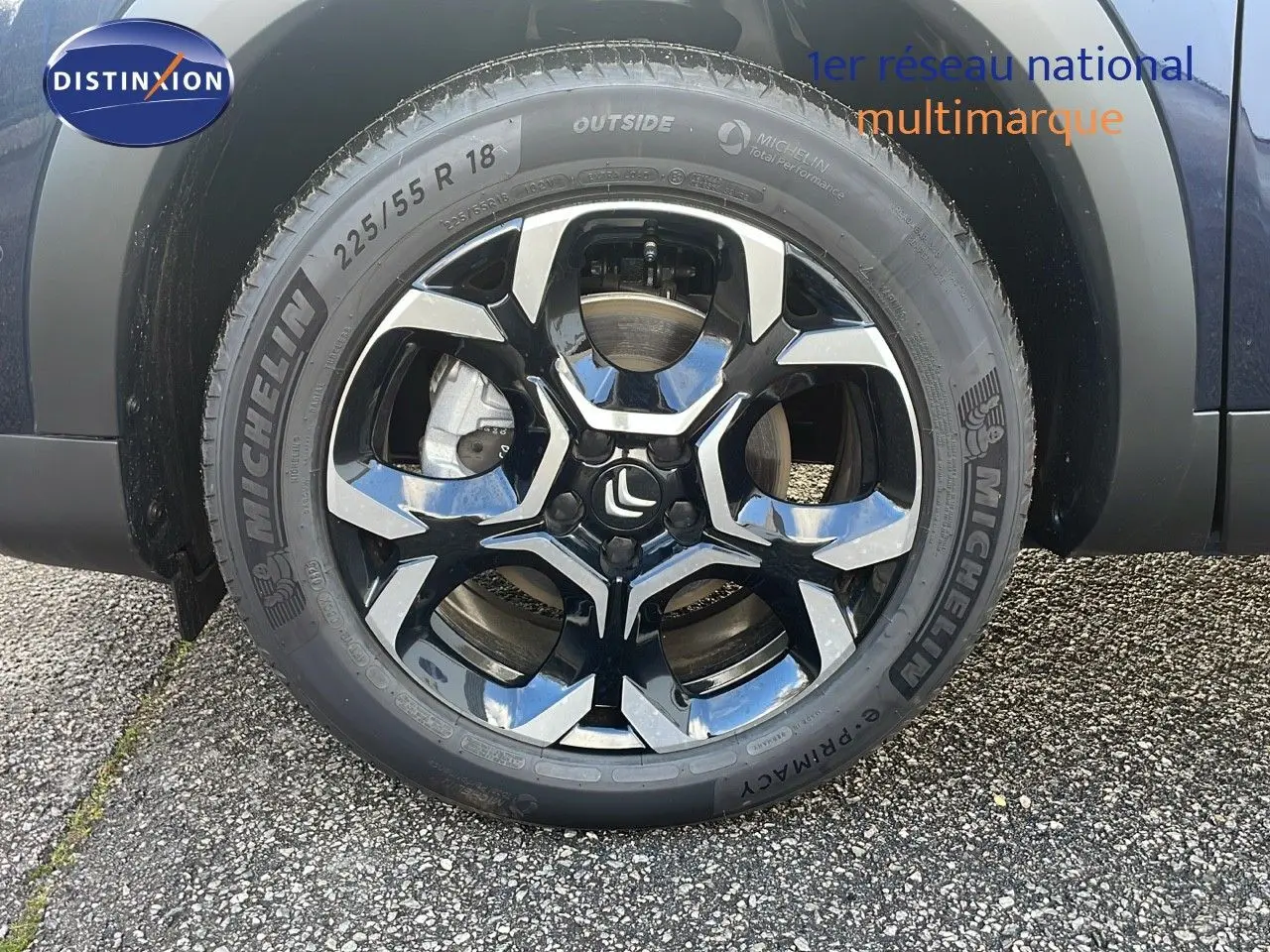 Gros plan sur la roue avant droite du Citroën C5 Aircross bleu Eclipse Métal avec jante alliage noire et argentée.