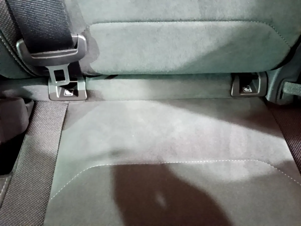 Détail de la fixation Isofix sous le siège arrière gris foncé du Volkswagen Tiguan 2021 Elegance.