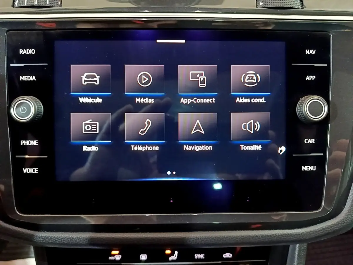 Écran tactile central du Volkswagen Tiguan 2021 affichant les menus véhicule, médias, navigation et téléphone.