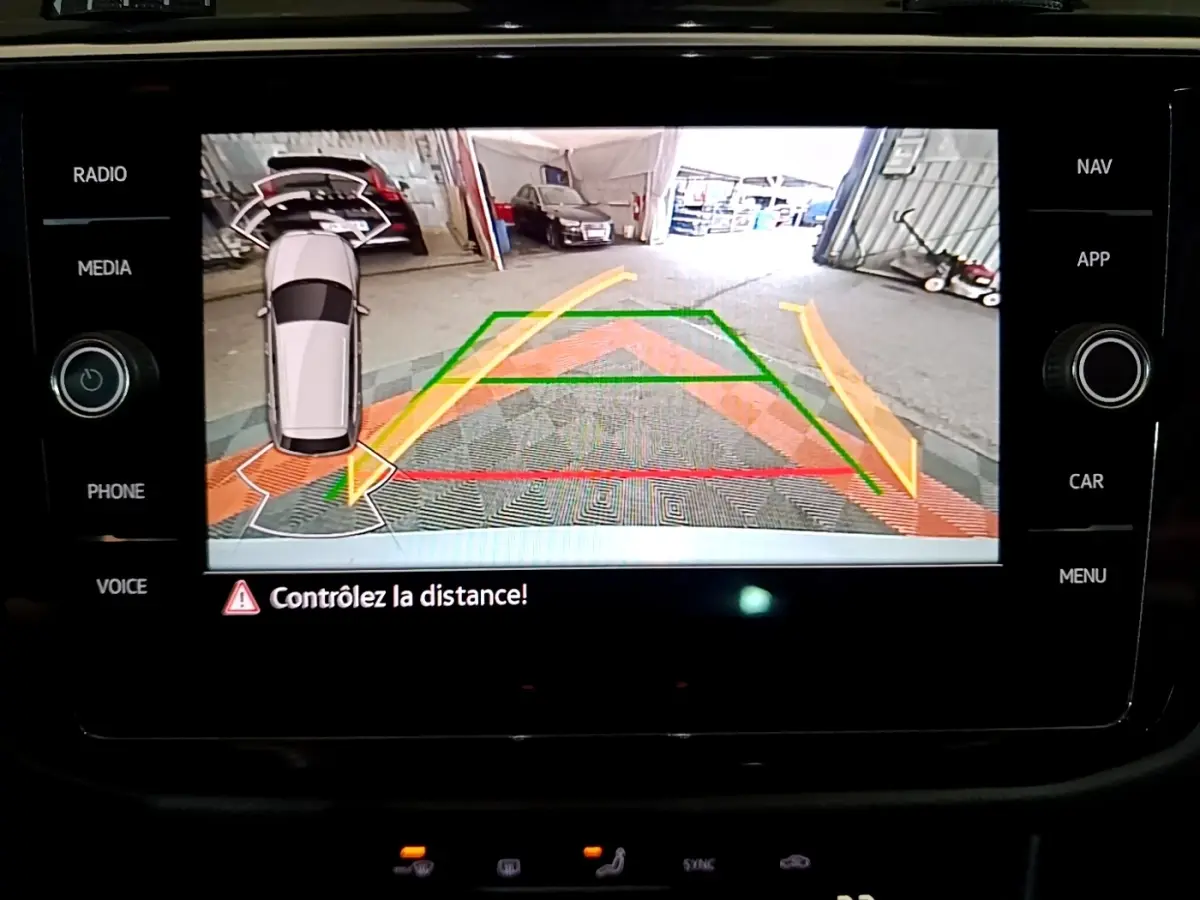 Affichage caméra de recul du Volkswagen Tiguan gris foncé, vue arrière avec guidage de trajectoire et alertes de distance.