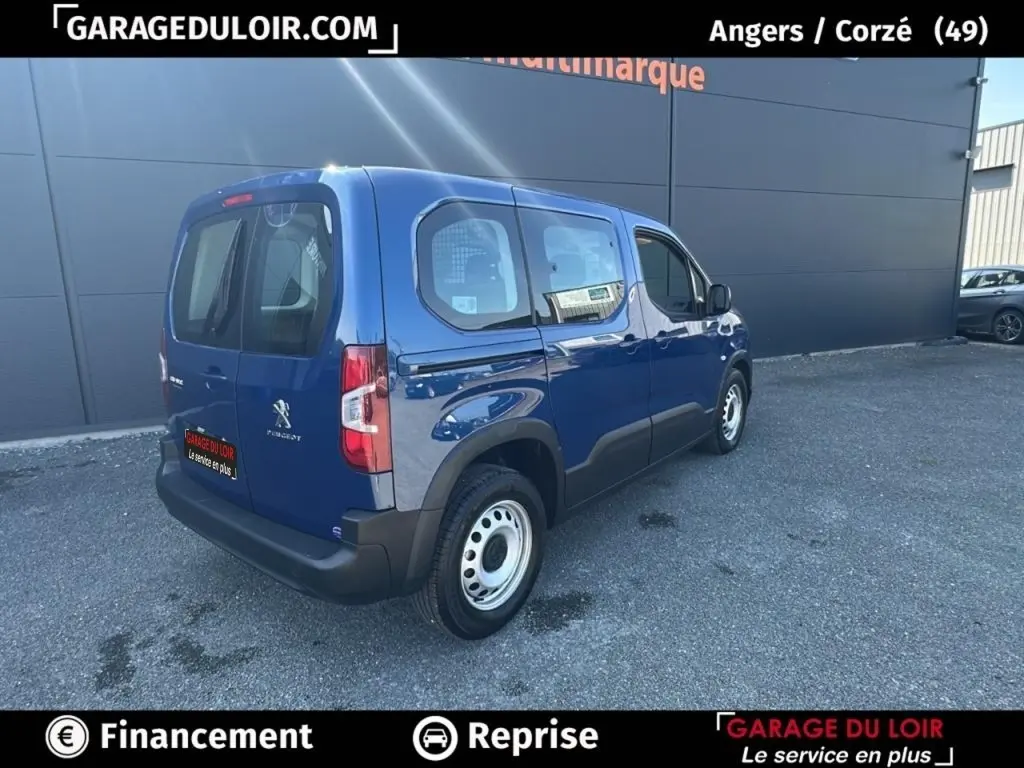 Vue 3/4 arrière droite d’un Peugeot Rifter bleu 2024 version Allure avec jantes acier et vitres latérales.