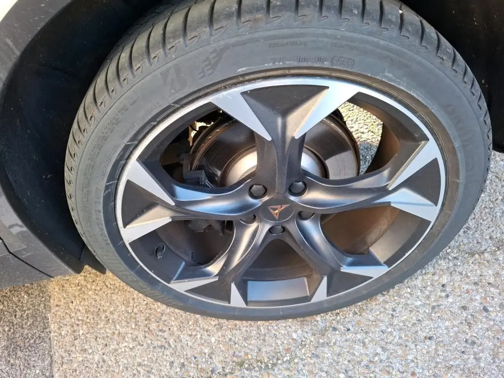 Gros plan sur la jante alliage gris foncé à cinq branches du CUPRA Formentor 1.4 e-HYBRID 245 DSG 2023.