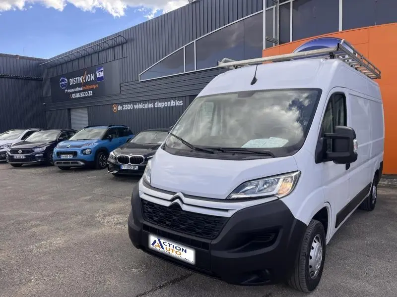 Vue 3/4 avant droite d’un Citroën Jumper blanc Icy avec galerie de toit et pare-chocs noir mat.